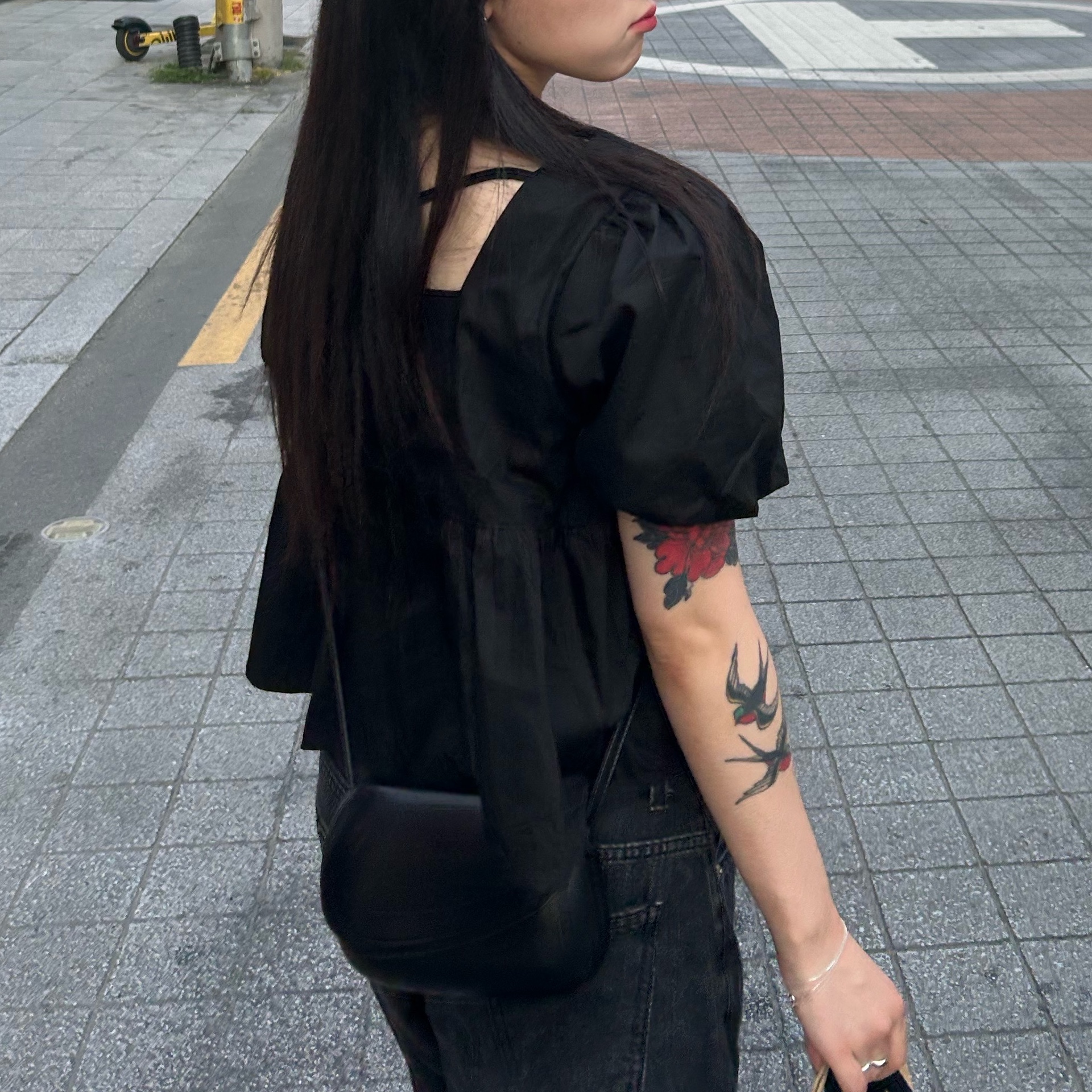 Zara Minimal Box Crossbody Bag Black 착용 스타일