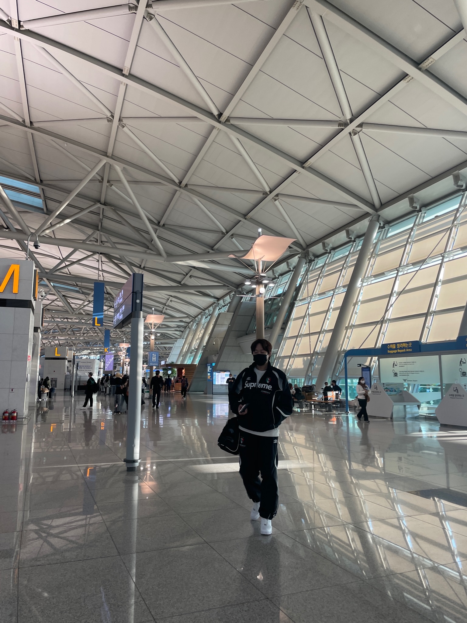 Supreme x Umbro Track Pants Black - 22SS, Supreme x Umbro Track Jacket Black - 22SS 착용 스타일 - 3