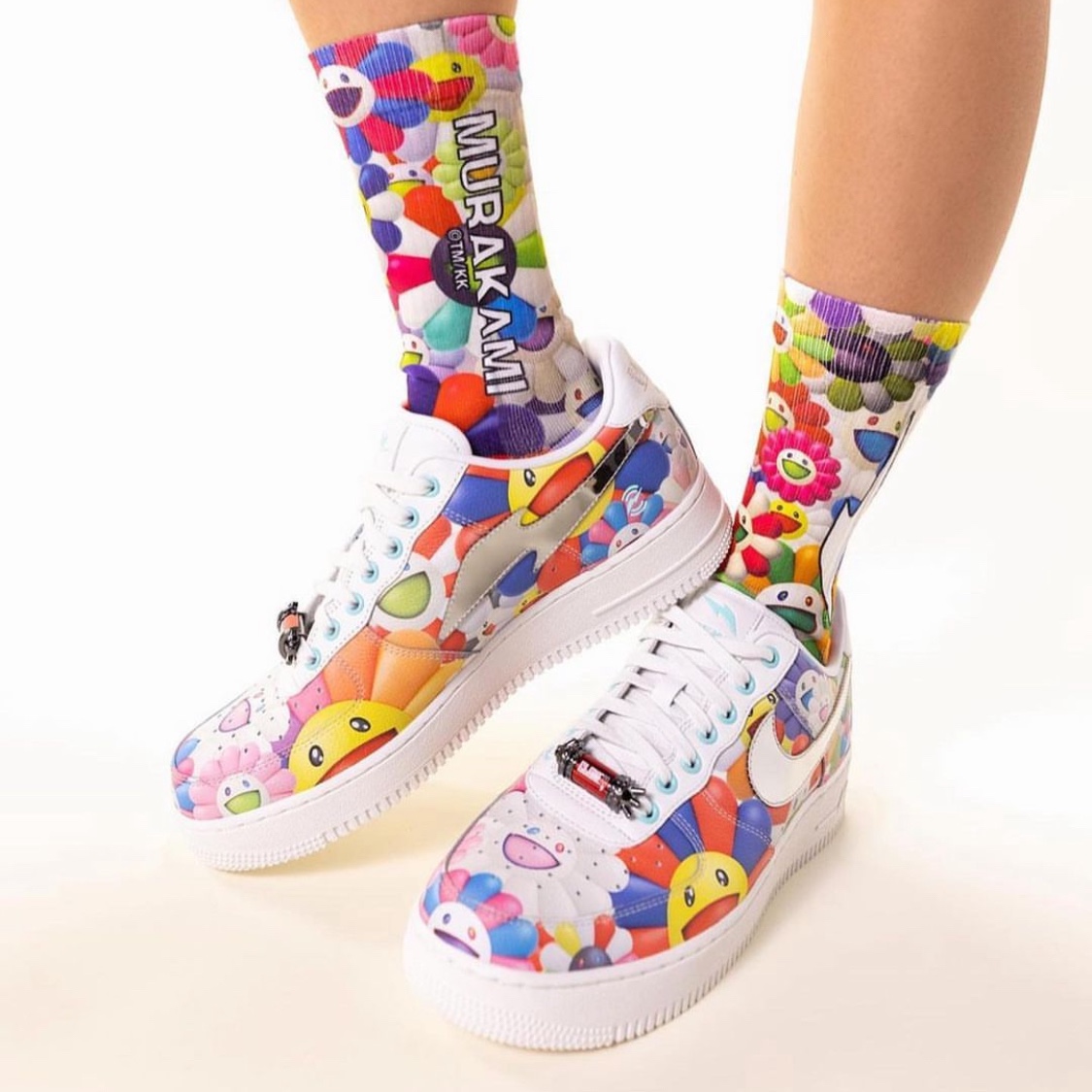Nike x RTFKT Air Force 1 Low Murakami Drip (4182 Limited), Vans Vault x Murakami Takashi Classic Slip-On LX Multi-Color Flower 착용 스타일 - 2