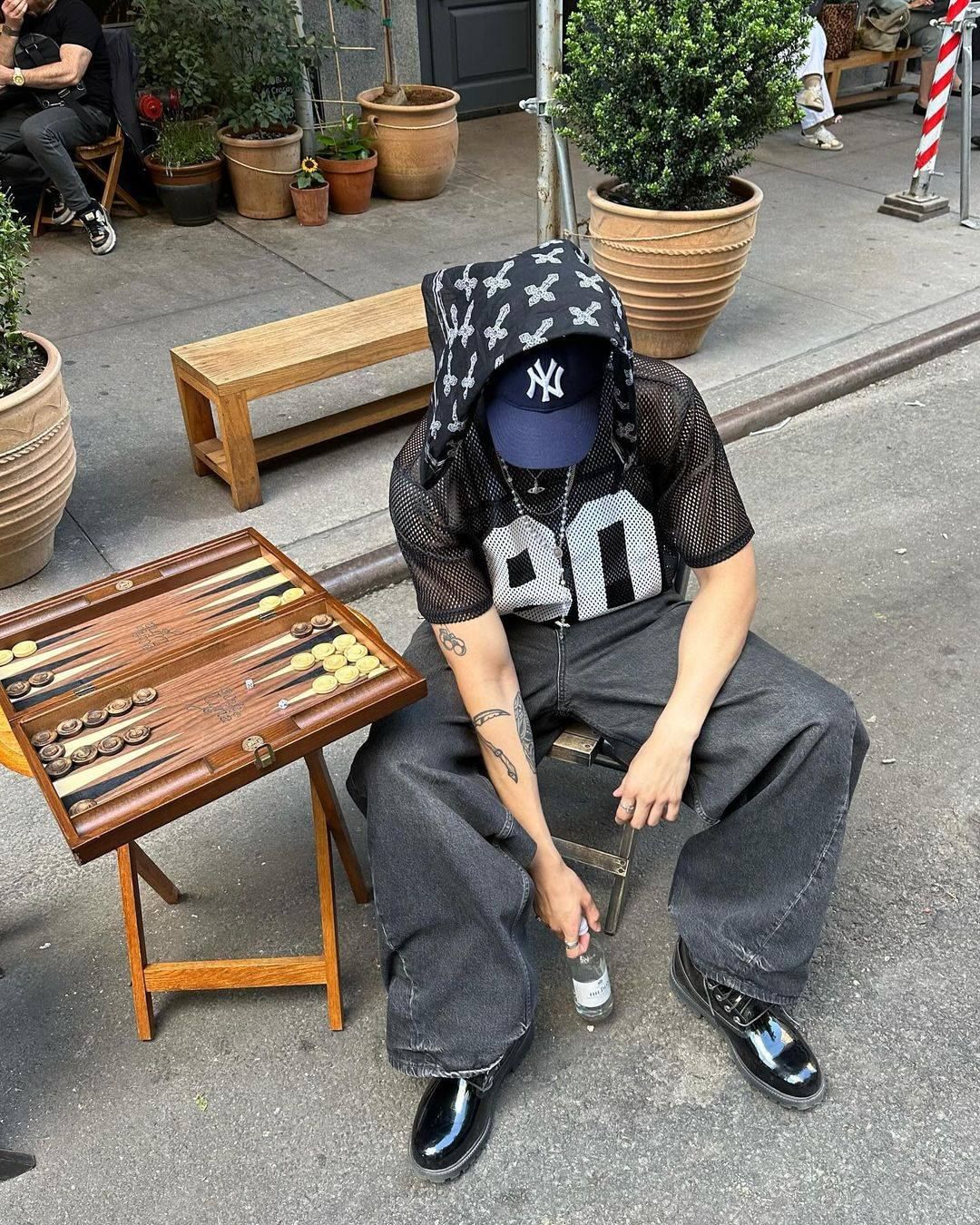 New Era x MoMA New York Yankees Cap Navy, New Era x MoMA New York Yankees Cap Black 착용 스타일 - 6