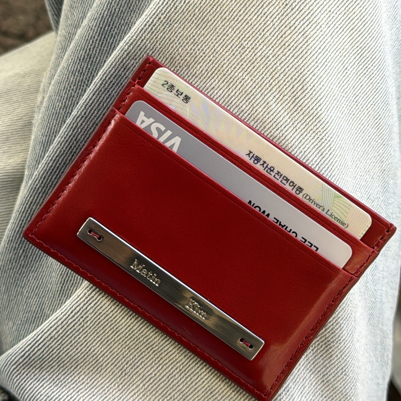 Matin Kim Vintage Card Wallet Red 착용 스타일