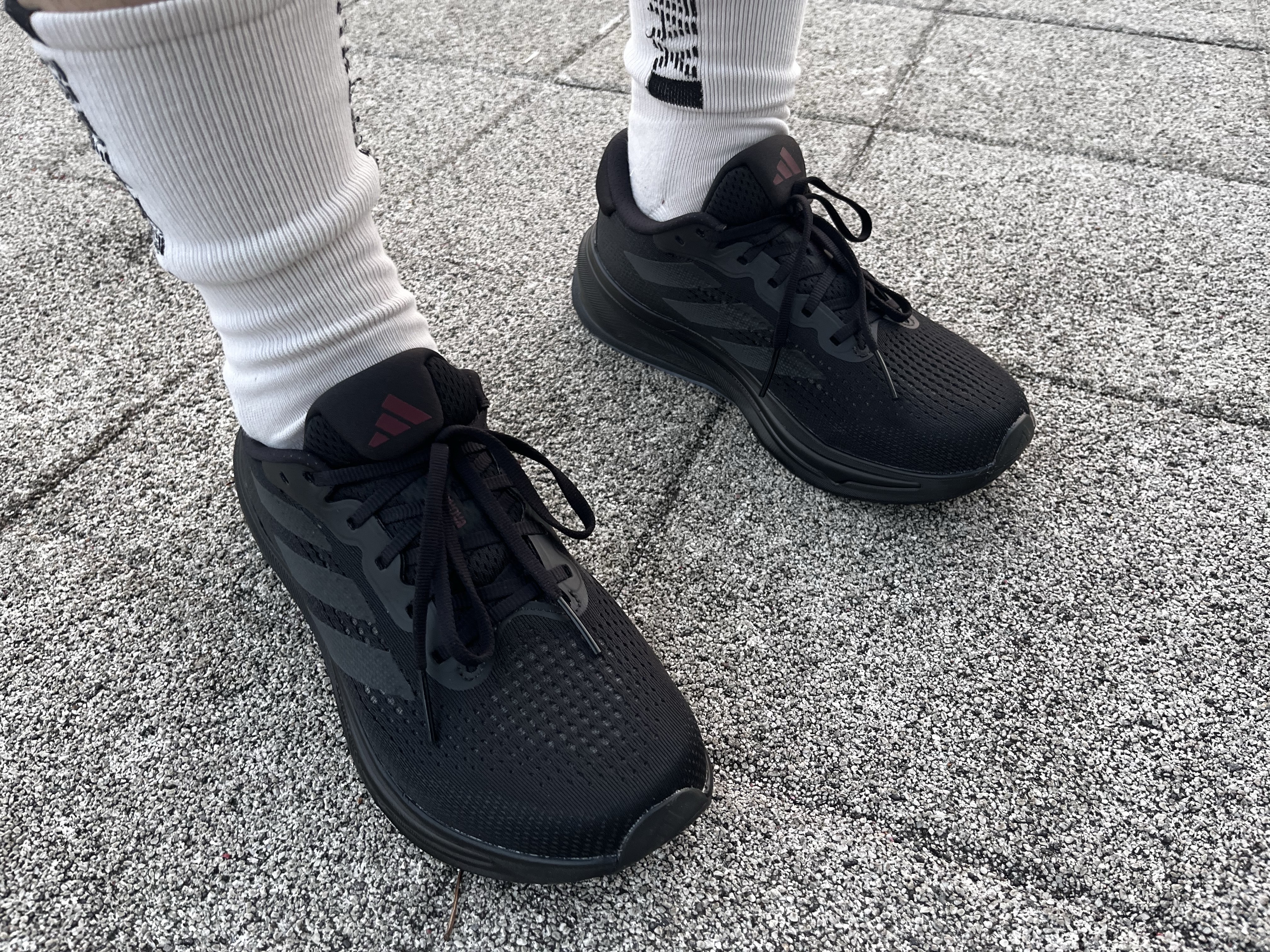 Adidas Supernova Rise Core Black Shadow Red 착용 스타일 - 5