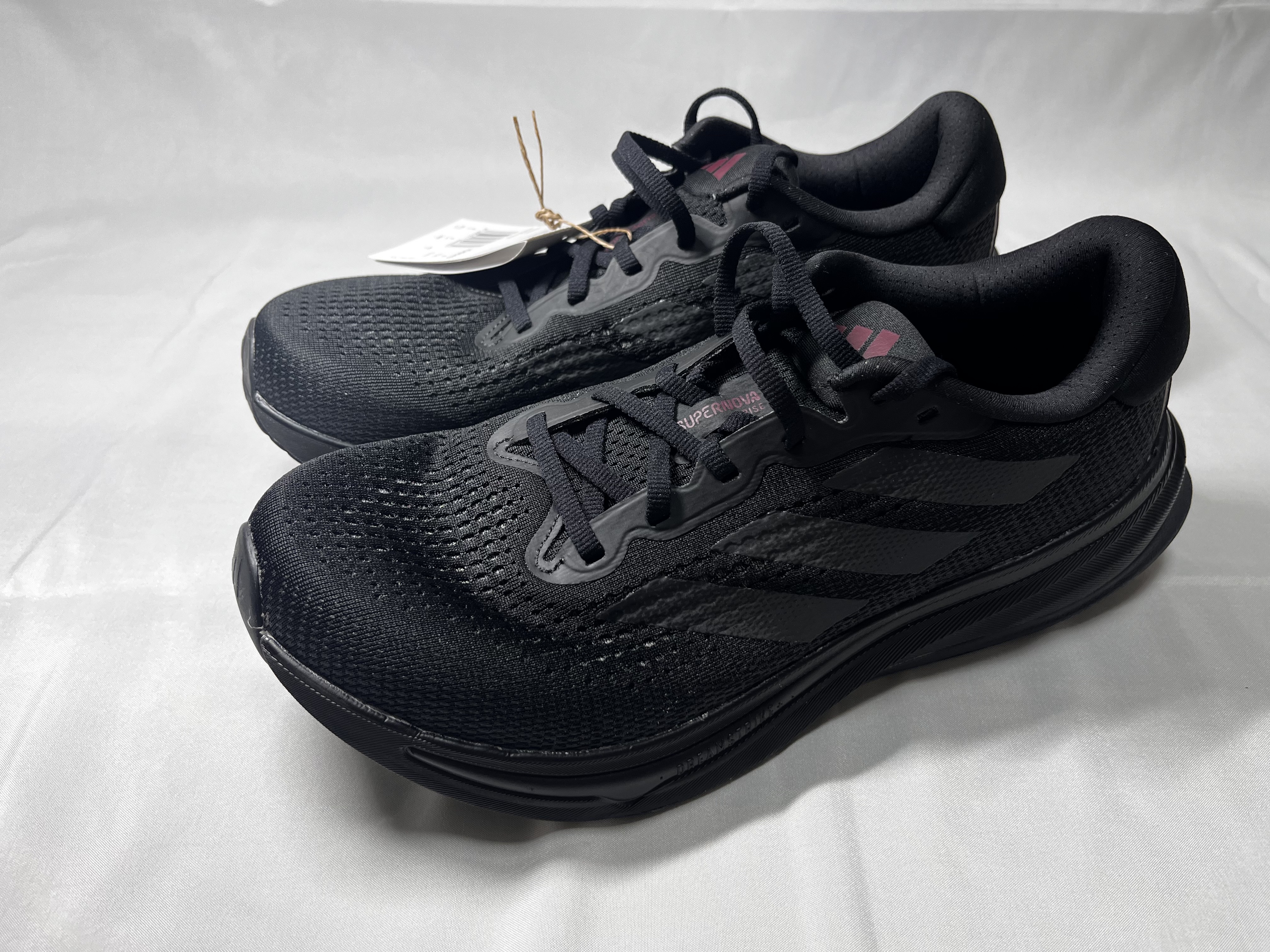 Adidas Supernova Rise Core Black Shadow Red 착용 스타일 - 1