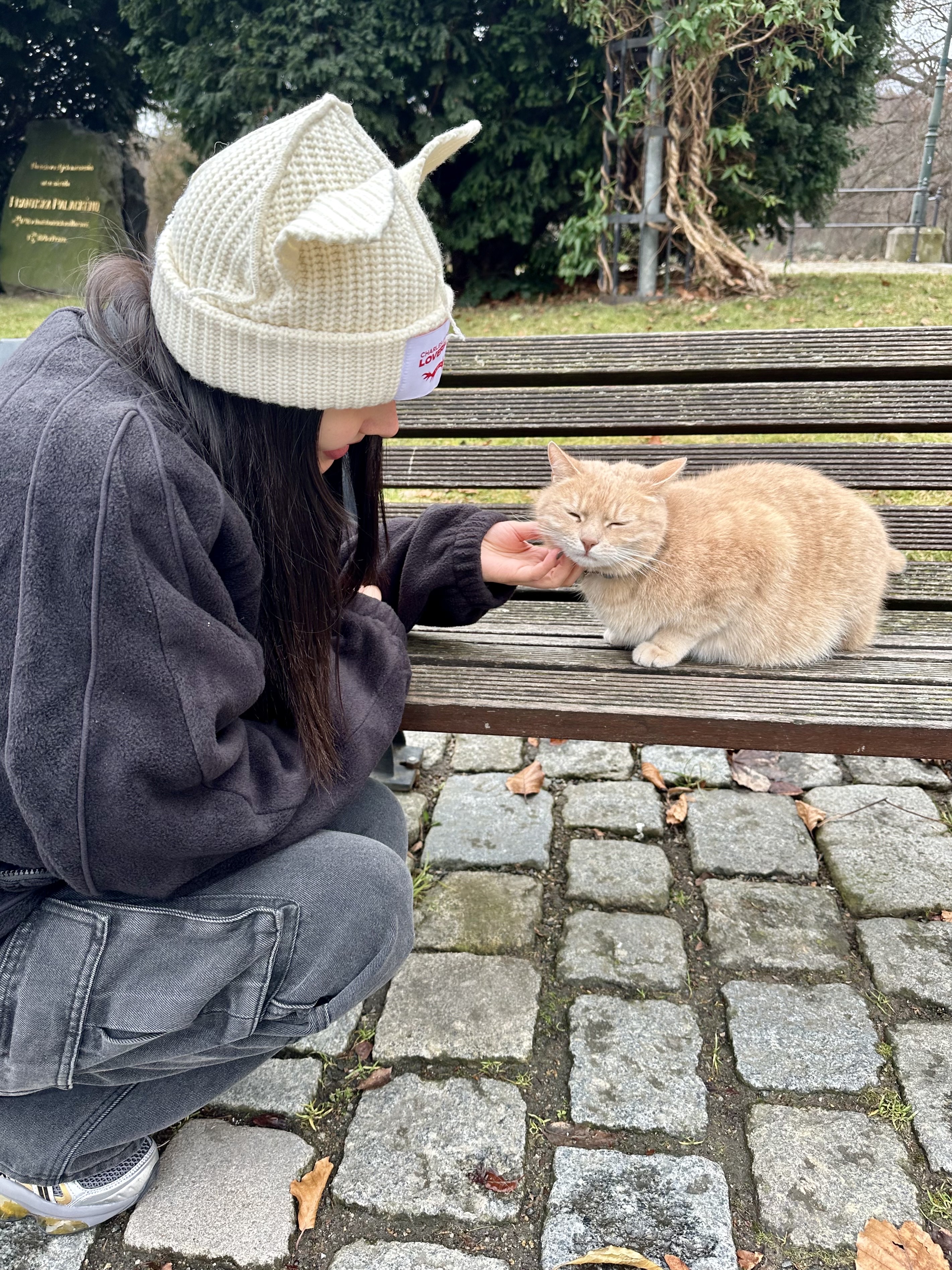 Charles Jeffrey Loverboy Chunky Ears Beanie Ecru, Asics Gel-Quantum Kinetic Carbon Pure Gold 착용 스타일 - 3
