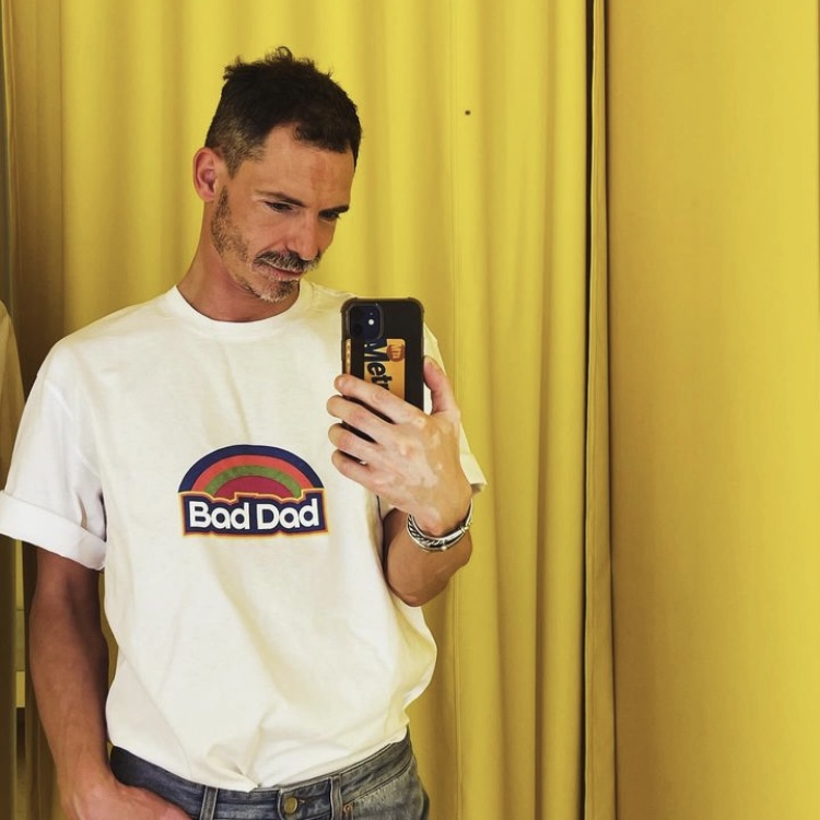LE PERE Bad Dad Tee Multicolor 착용 스타일