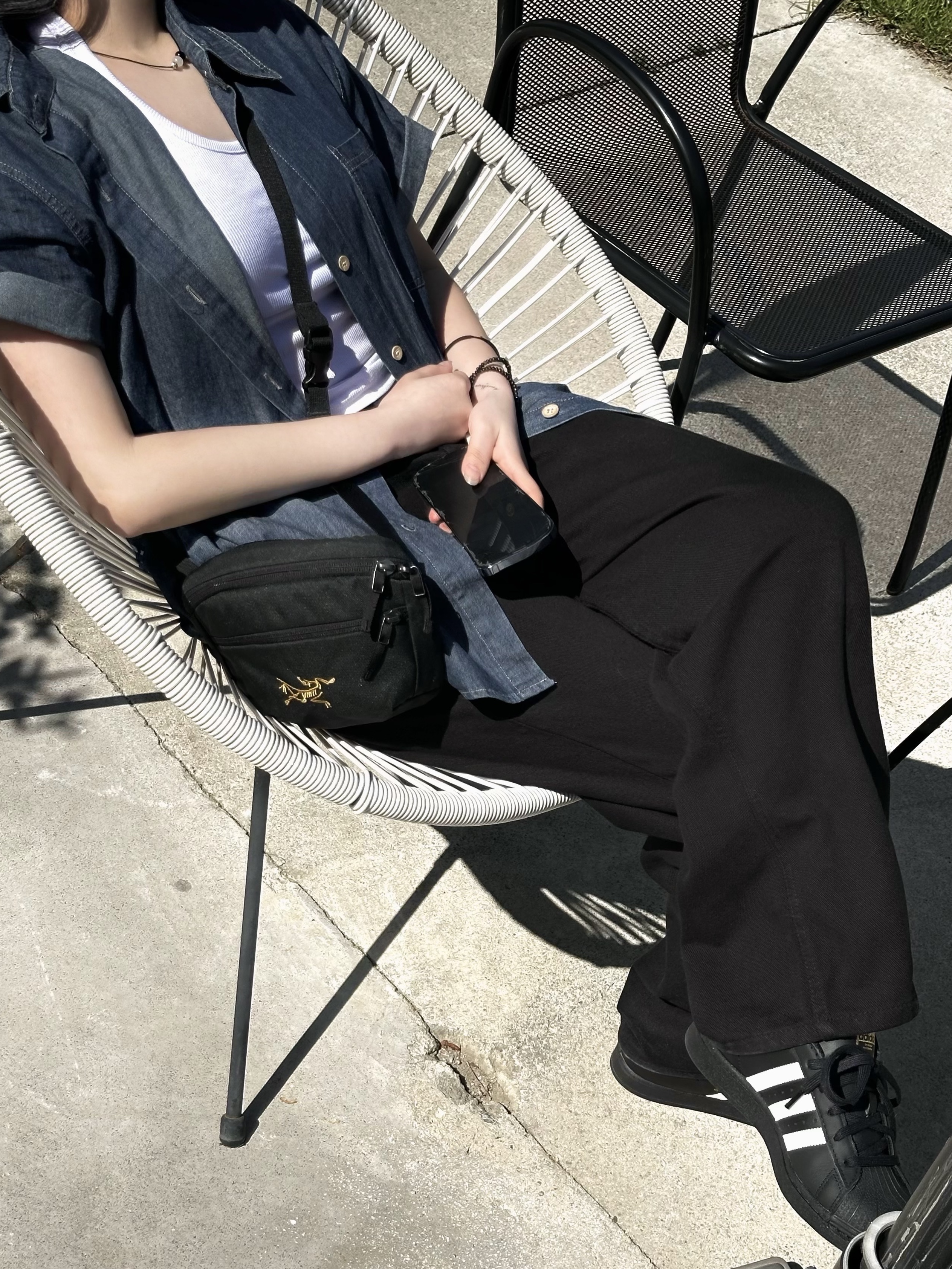 (J) Adidas Superstar Black White, Arc'teryx Mantis 1 Waistpack Black 착용 스타일