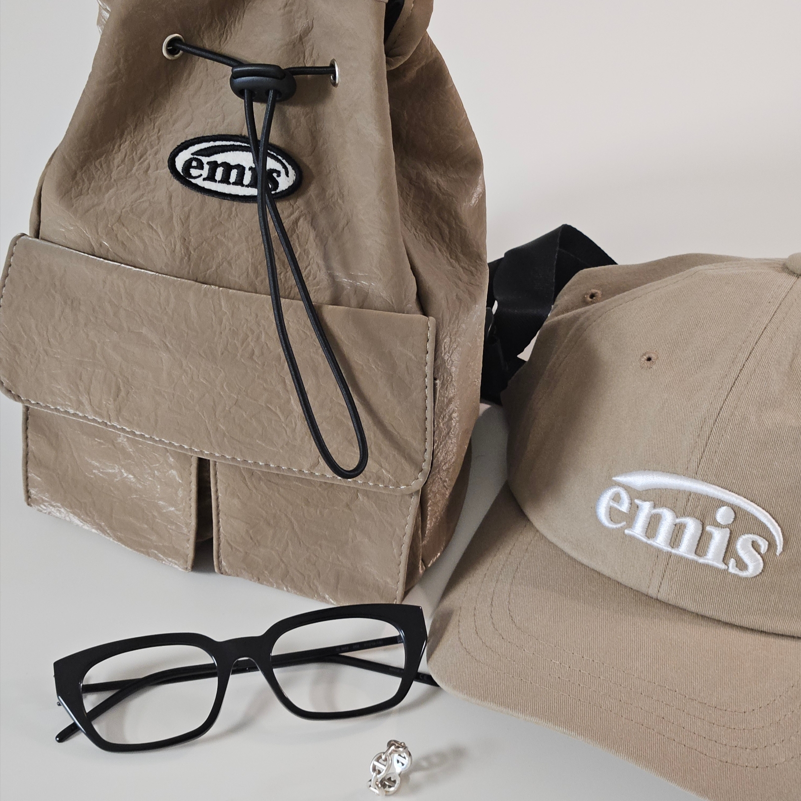 Emis Mini Wappen Pocket Backpack Beige, Emis New Logo Emis Cap Beige 착용 스타일 - 1