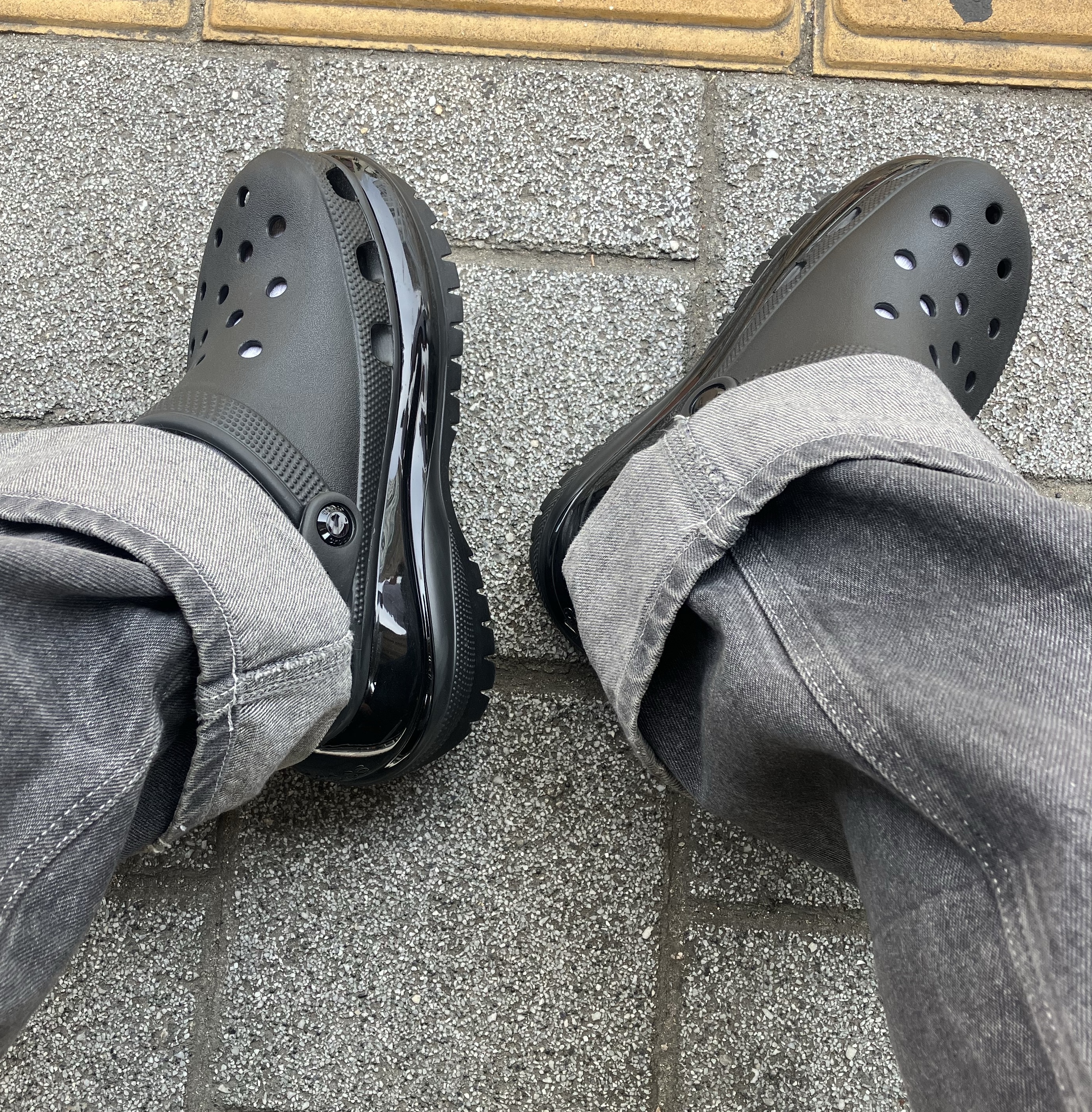 (W) Crocs Classic Mega Crush Clog Black 착용 스타일