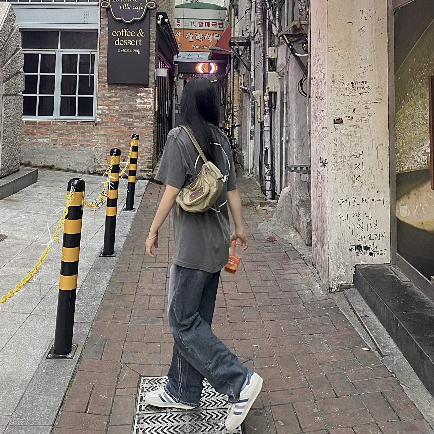 Matin Kim Madeleine Round Bag Light Khaki 착용 스타일 - 3