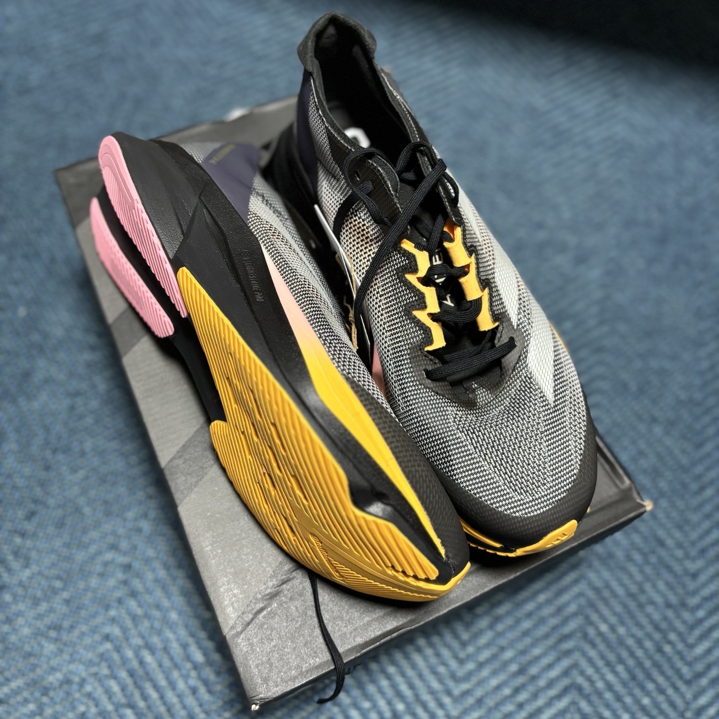 Adidas Adizero Boston 12 Core Black Zero Metalic 착용 스타일
