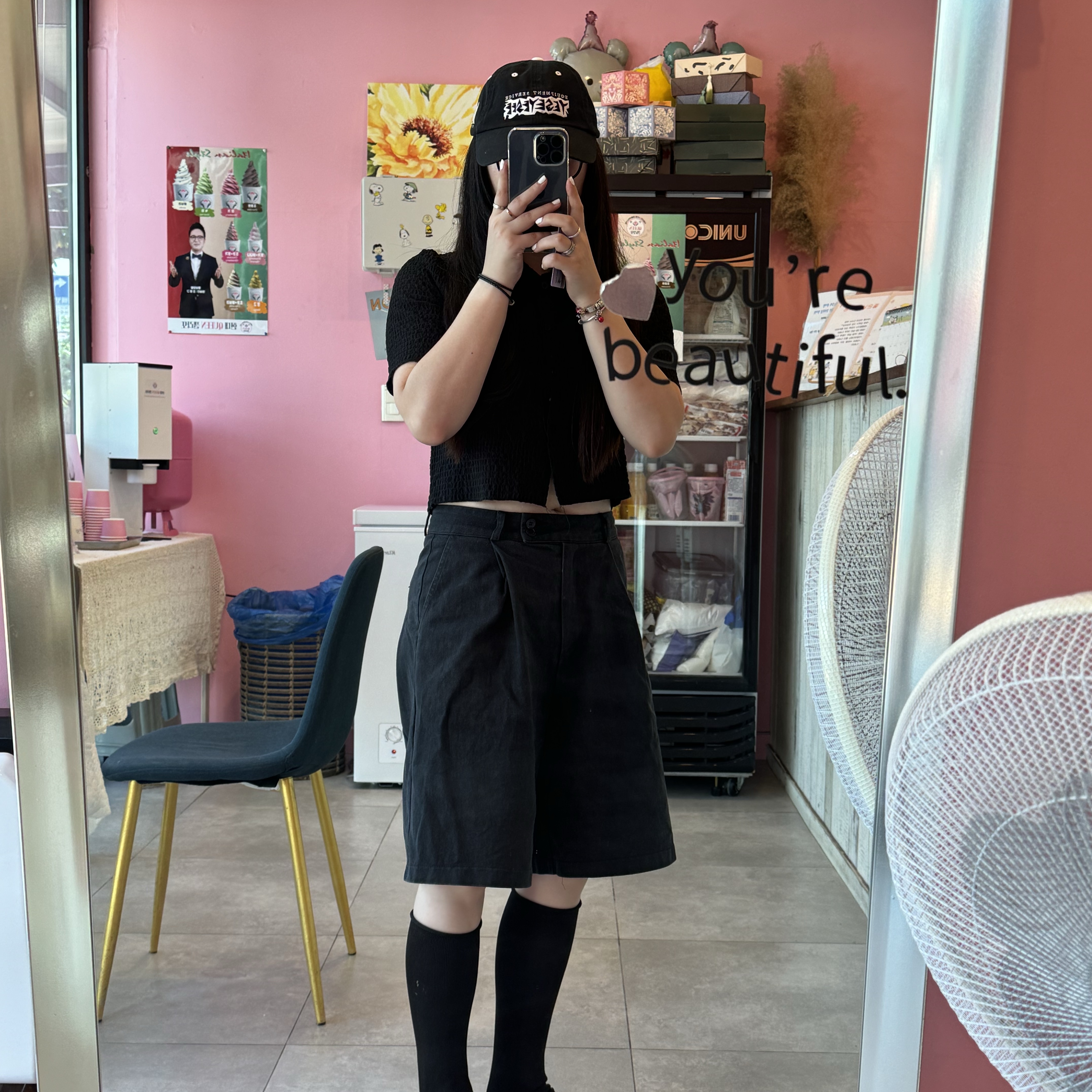 Yeezy YZY Pods Black 착용 스타일 - 2