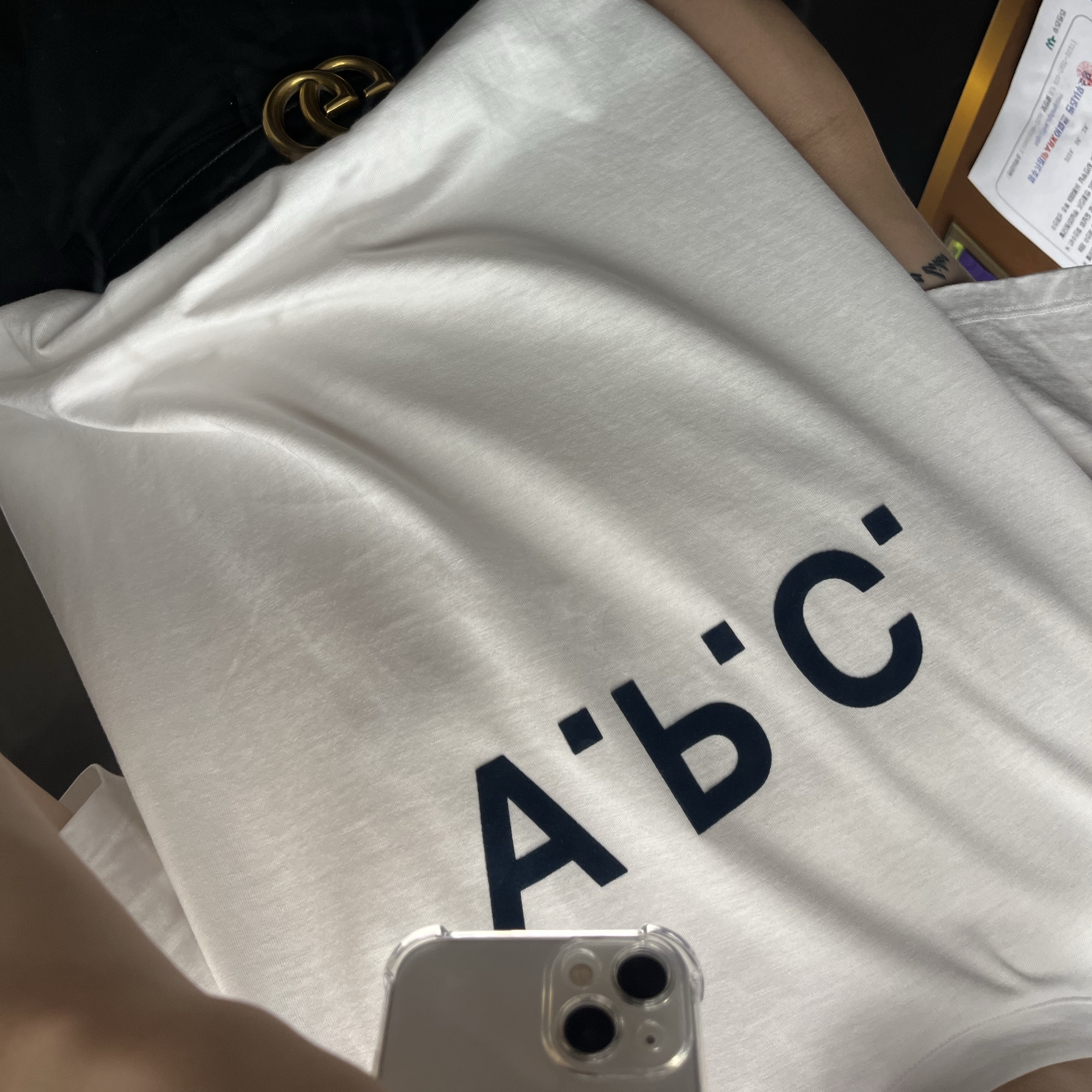 A.P.C. VPC T-Shirt White Dark Navy, Gucci GG Marmont Leather Belt with Double G Buckle Black Brass 착용 스타일