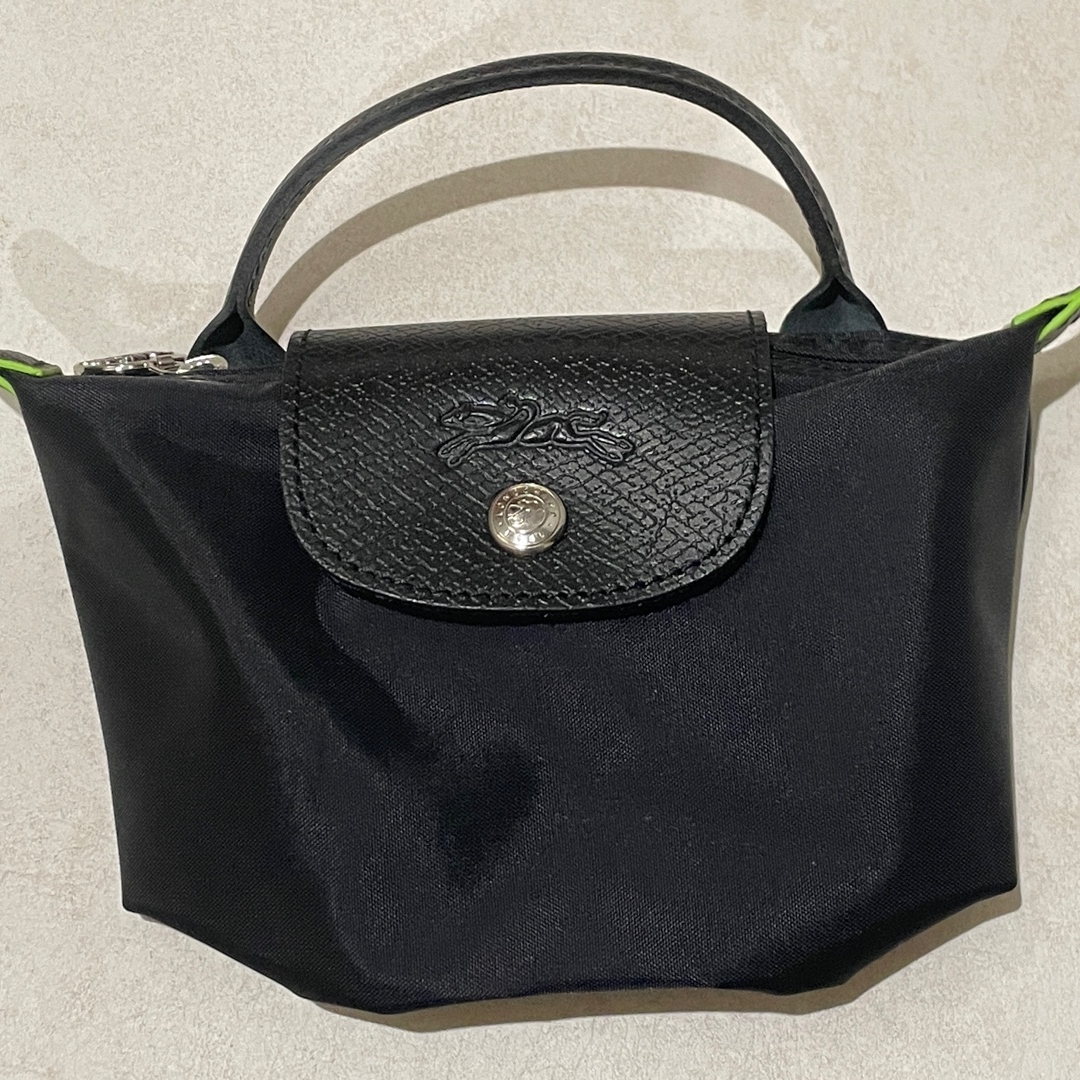 Longchamp Le Pliage Green Handle Pouch Black 착용 스타일