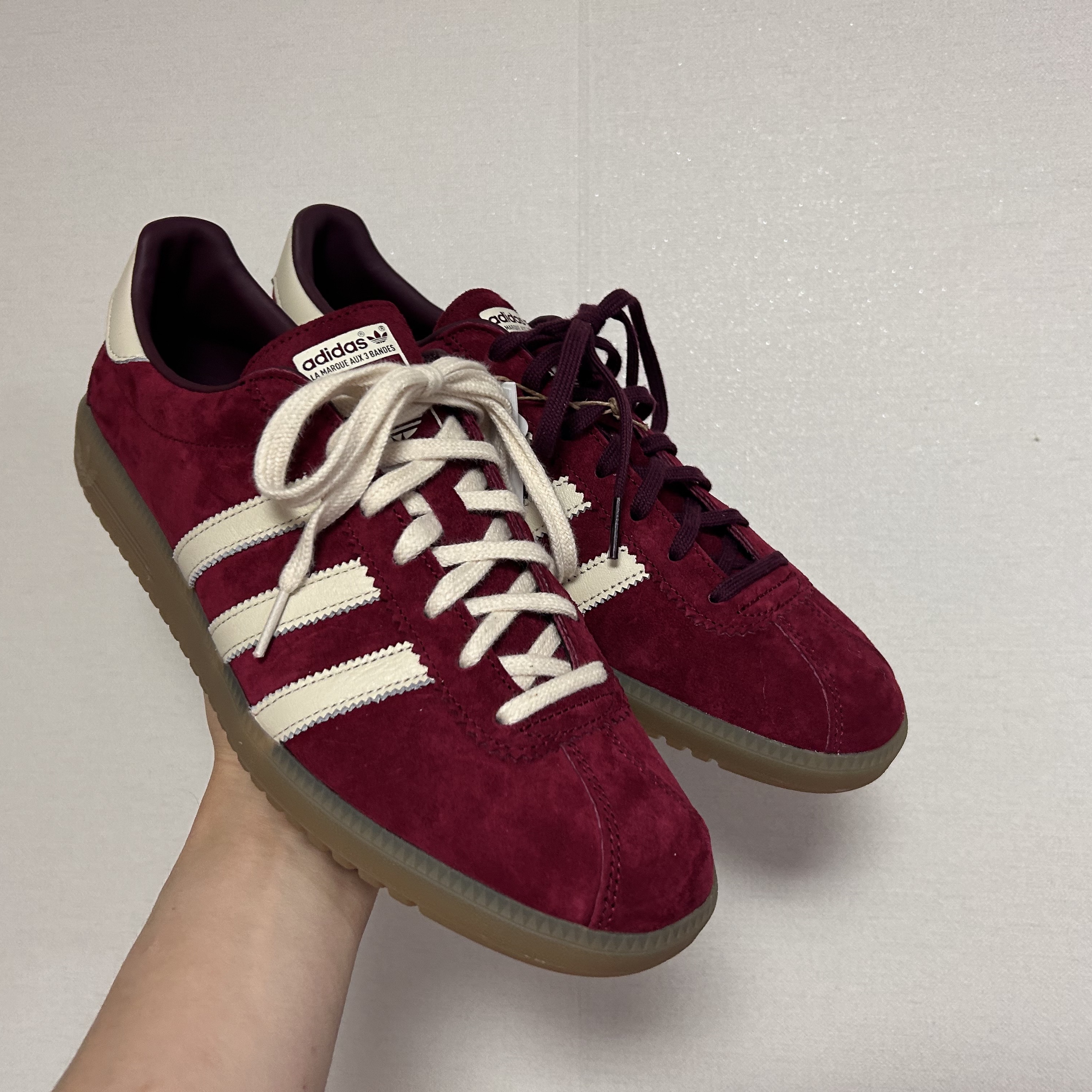 Adidas Bermuda College Burgundy 착용 스타일 - 2