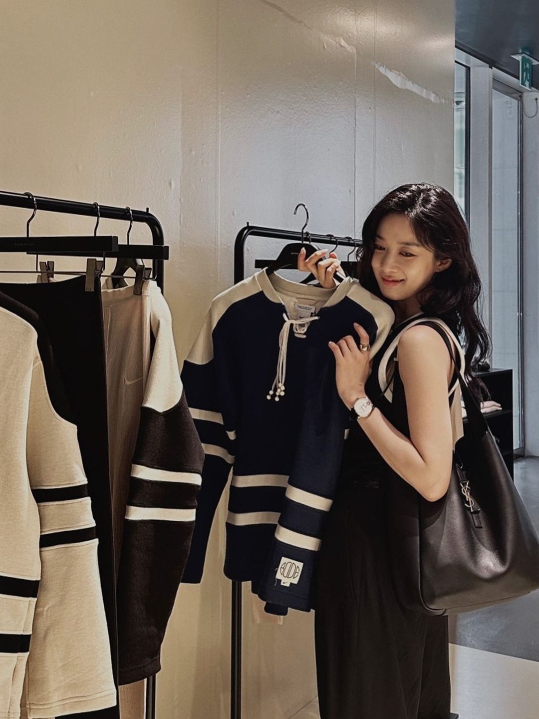 Saint Laurent Suzanne Medium Hobo Bag In Smooth Leather Black, Saint Laurent Paris Vii Medium Hobo Bag in Suede Cinnamon and Caramel 착용 스타일 - 6