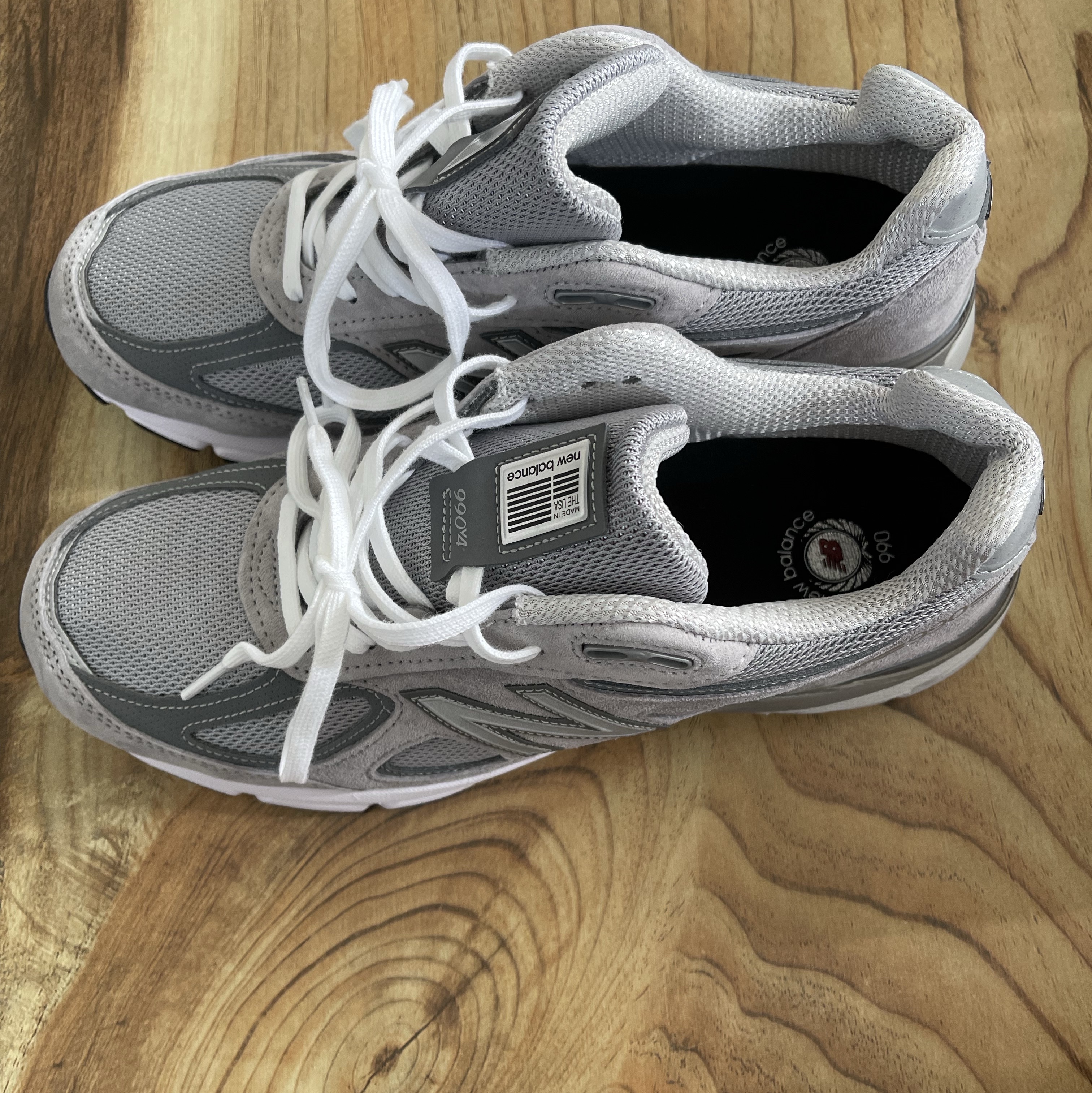 New Balance 990v4 Made in USA Grey Silver 착용 스타일 - 2