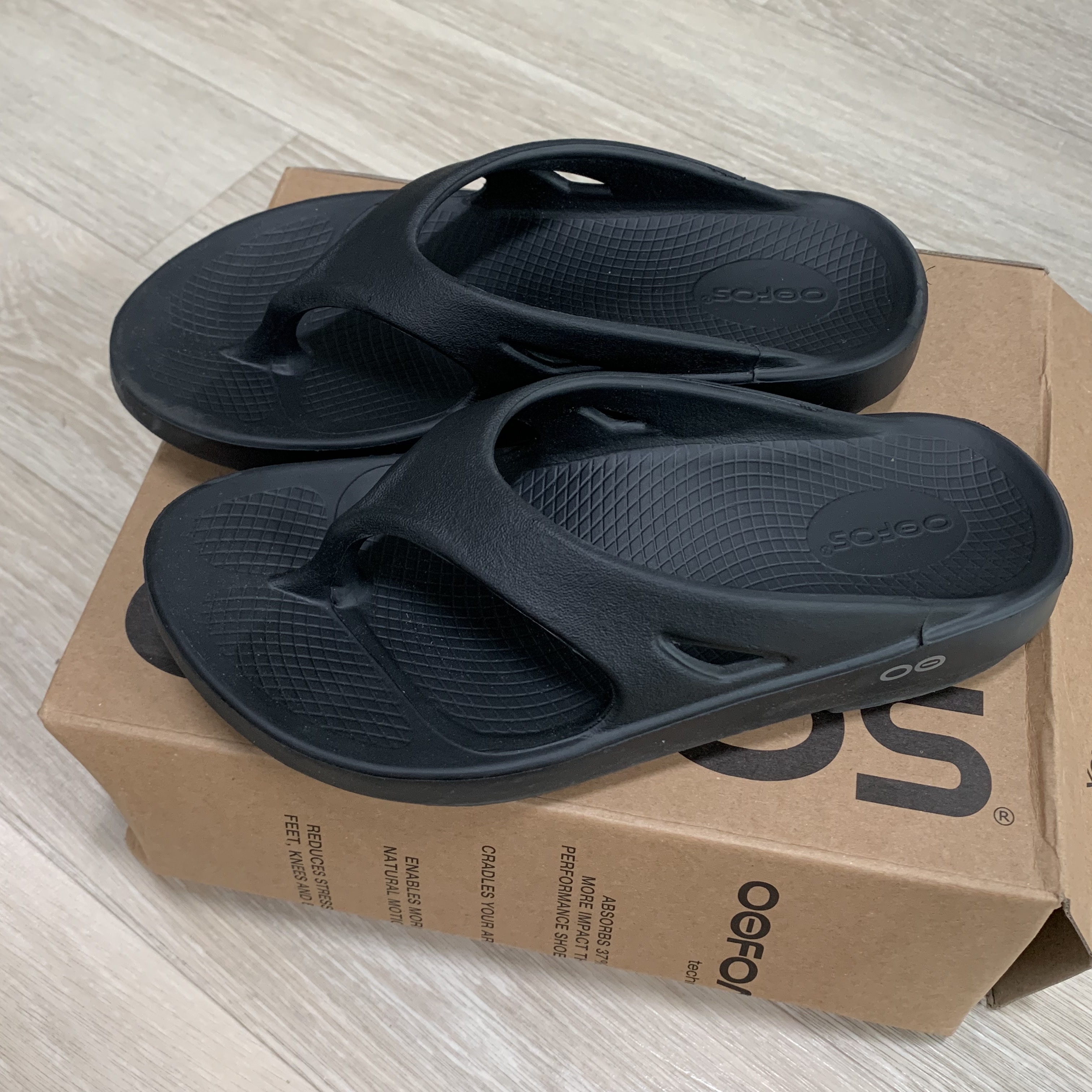 Oofos OOriginal Black 착용 스타일 - 1