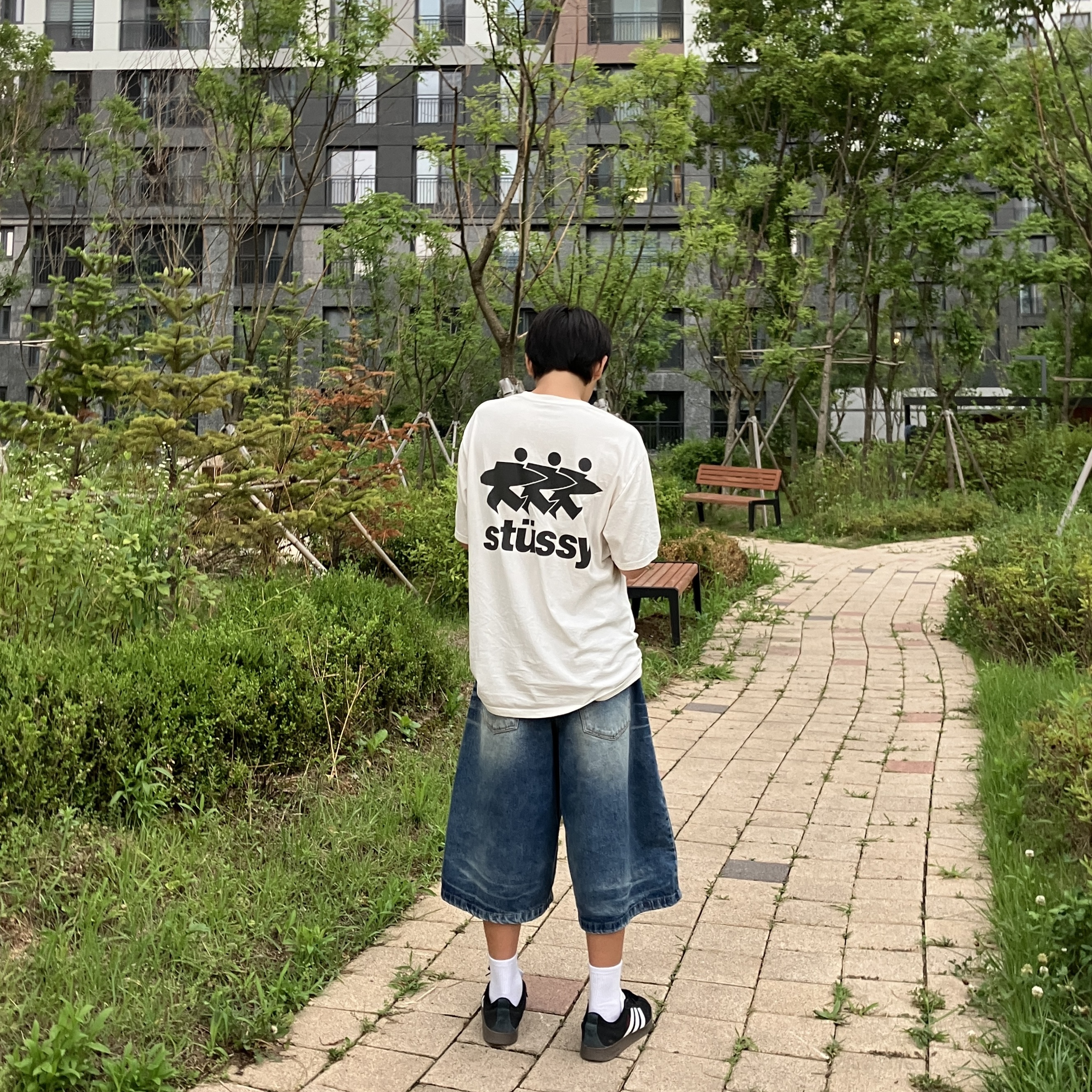 Stussy Surfwalk Pigment Dyed T-Shirt Natural 착용 스타일