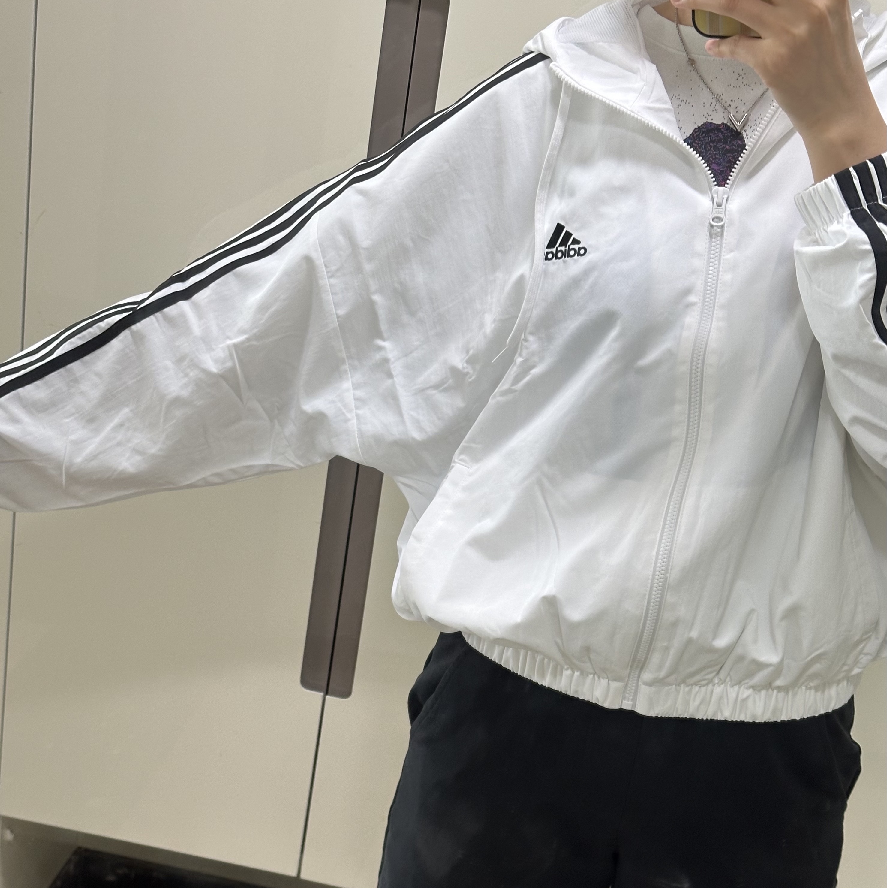 (W) Adidas Essential 3-Stripes Woven Windbreaker Jacket White - KR Sizing, (W) Adidas Essential 3-Stripes Woven Windbreaker Jacket White - US Sizing 착용 스타일 - 3