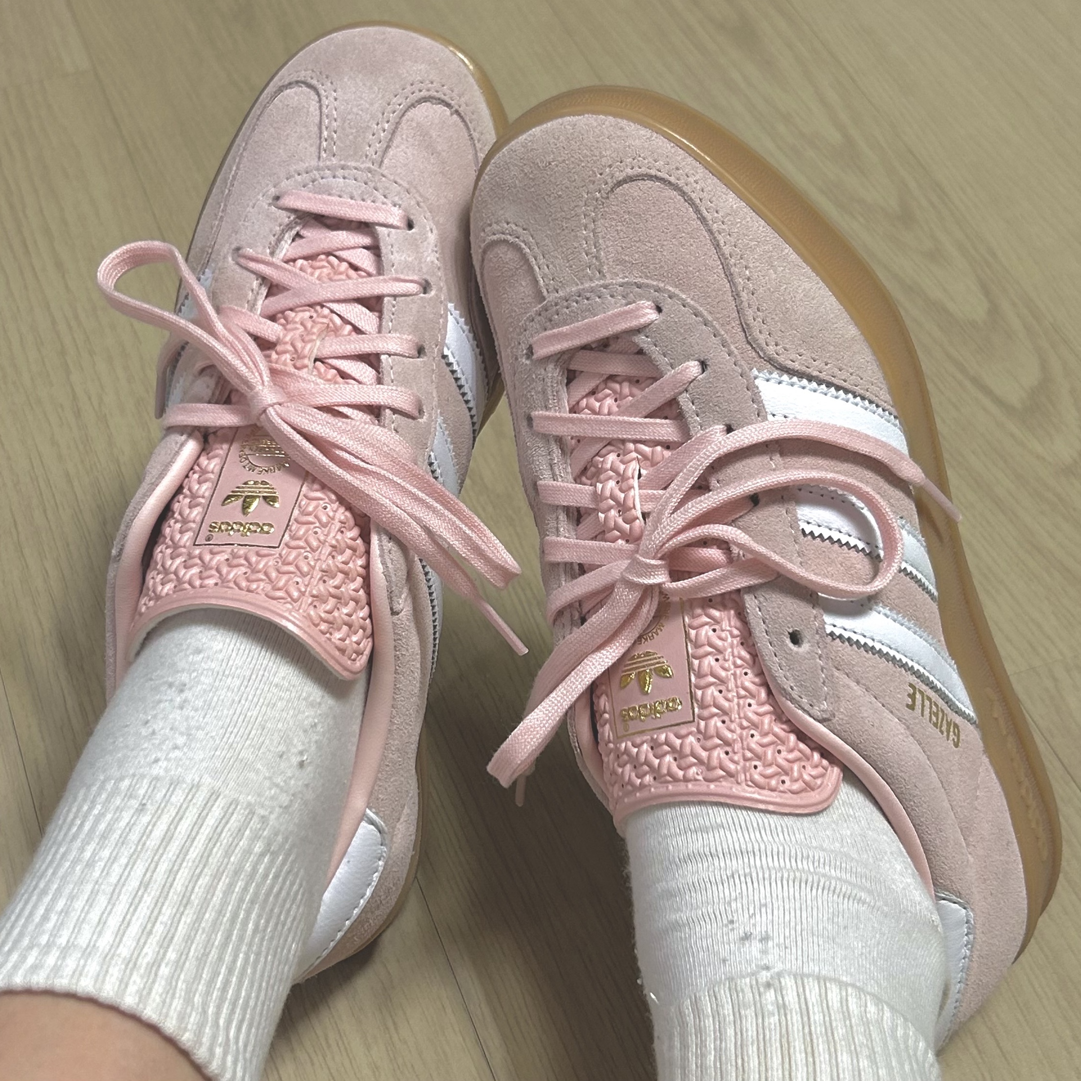 (W) Adidas Gazelle Indoor Sandy Pink Cloud White 착용 스타일