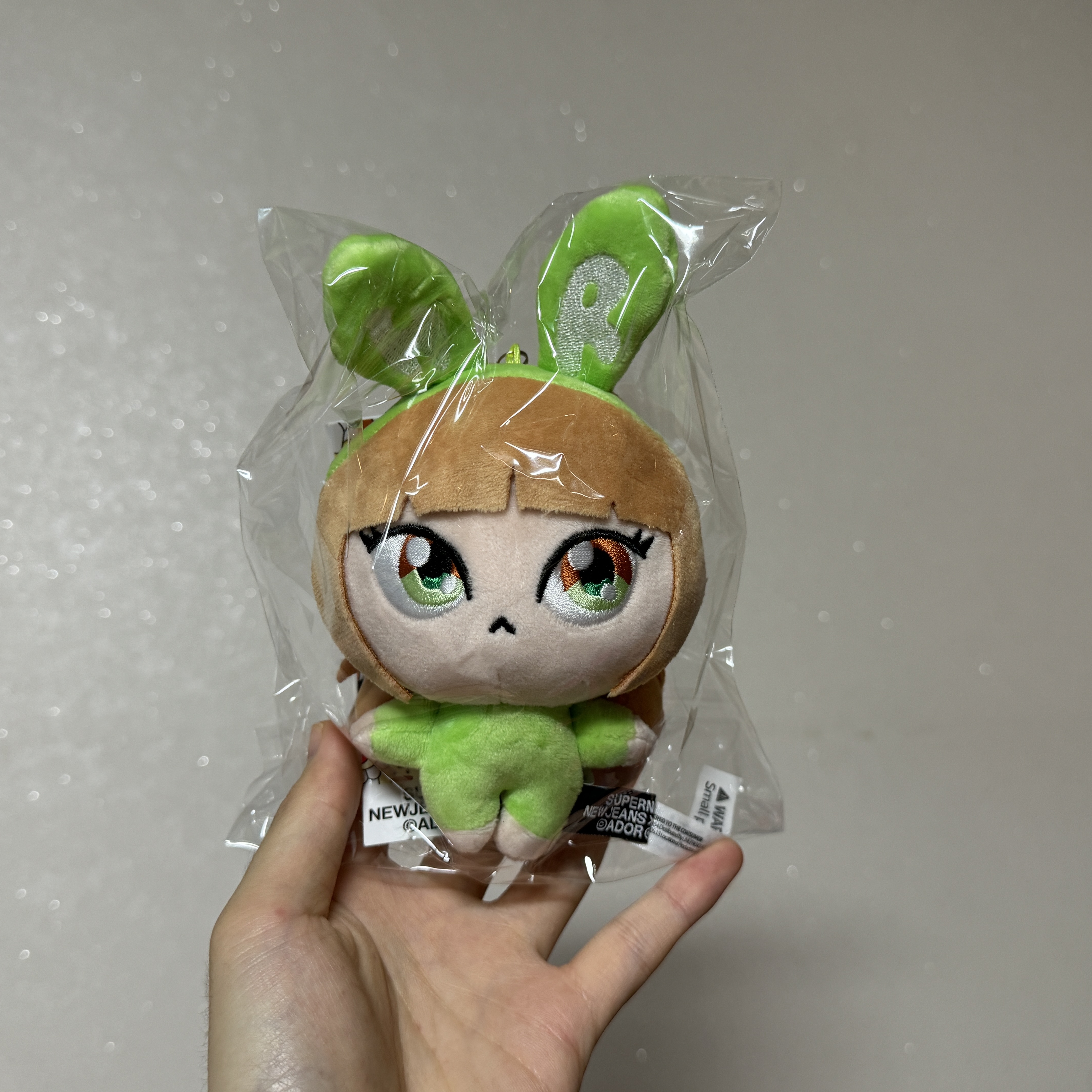 NewJeans x Murakami Plush Keyring Haerin 착용 스타일