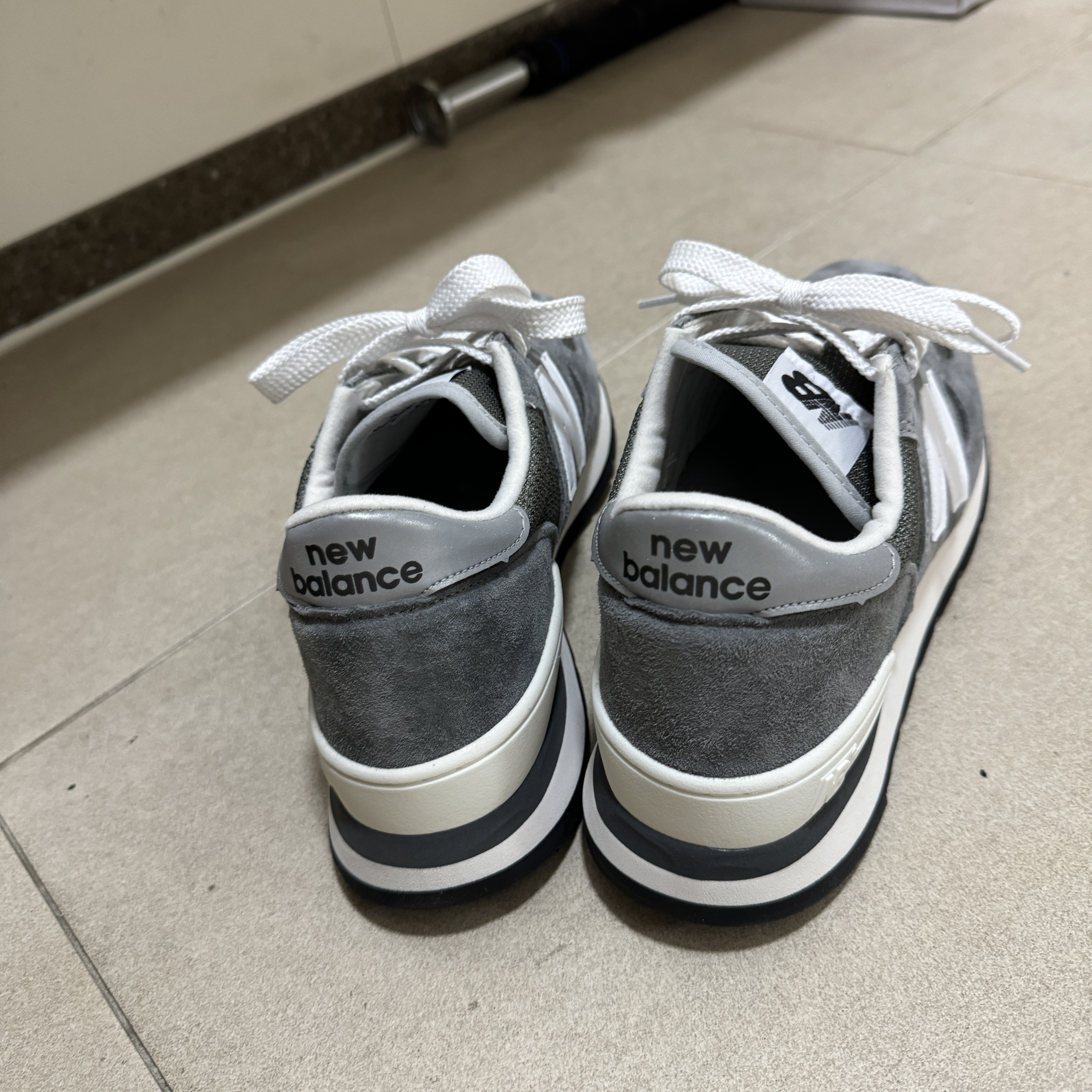 New Balance 990v1 Made in USA Grey White 착용 스타일 - 2
