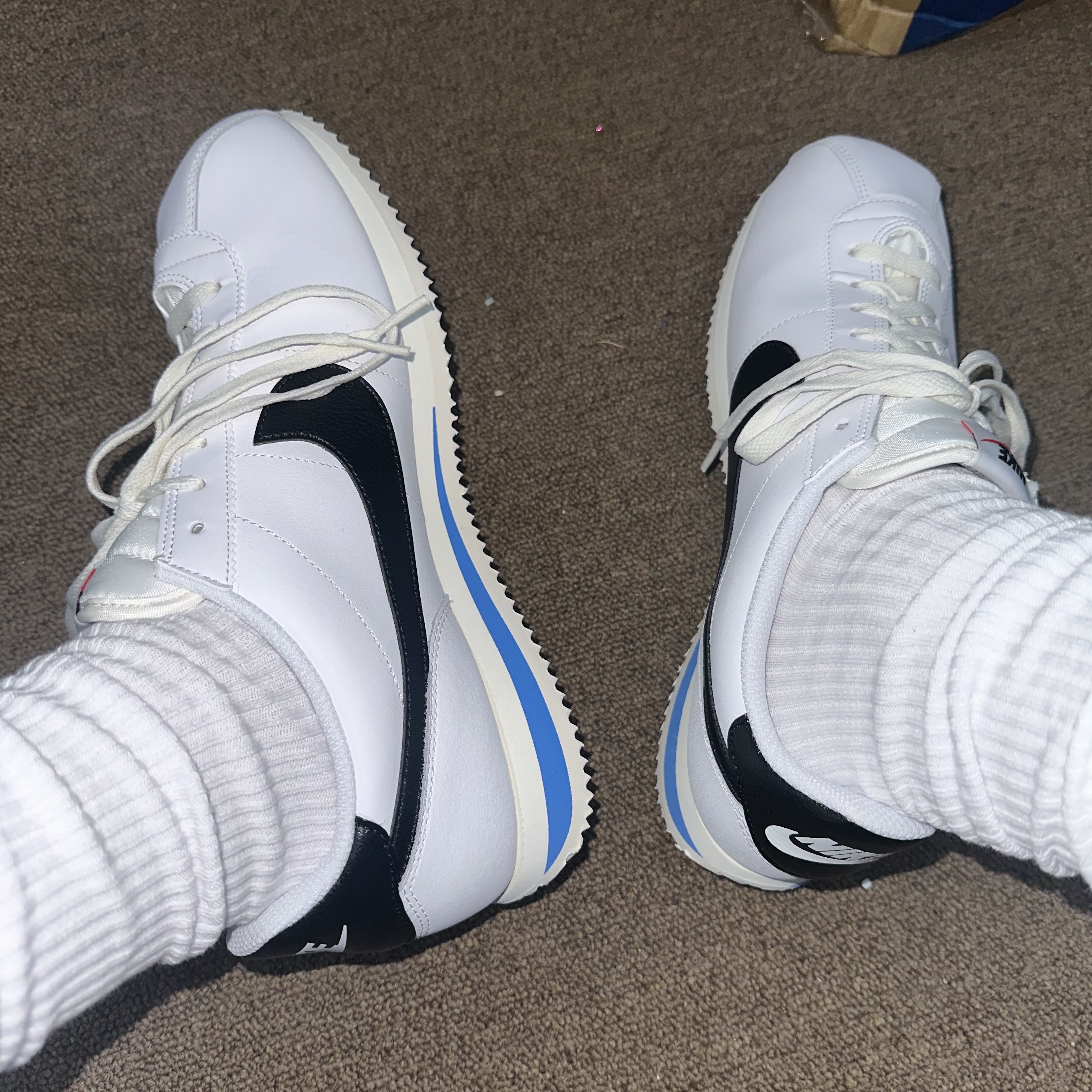 Nike Cortez White and Black 착용 스타일
