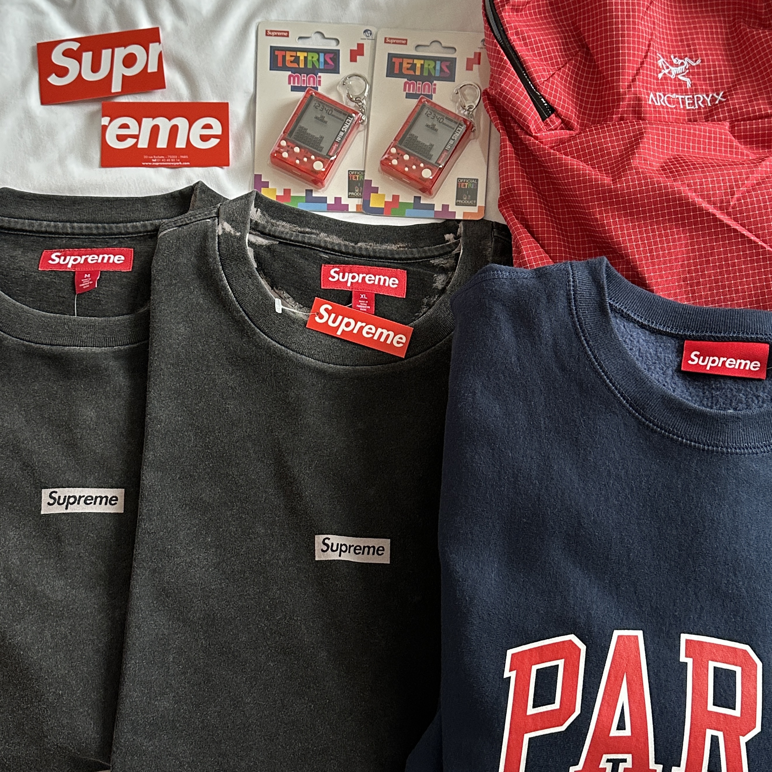 Supreme Overprint Small Box S/S Top Black - 24SS, Supreme x Tetris Mini Red - 24SS (Korean Ver.) 착용 스타일