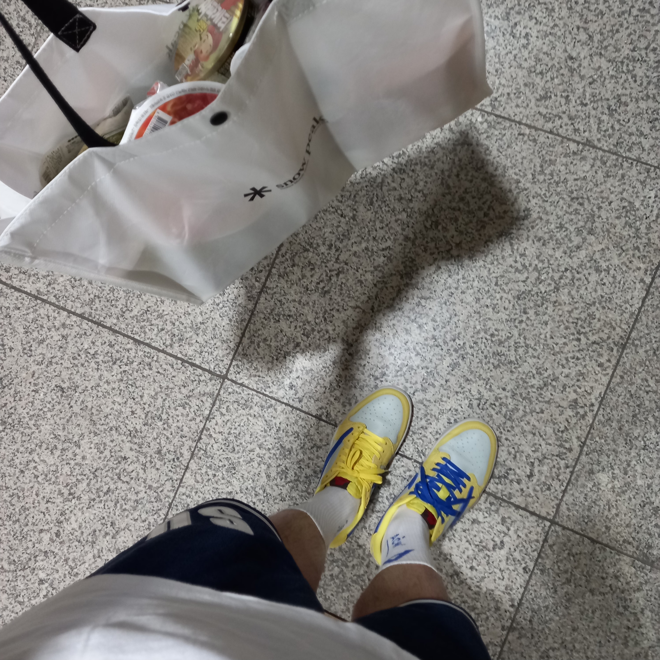 Supreme Seoul Box Logo T-Shirt White - 23FW, Supreme Ultrasuede Mesh Short Navy - 24SS 착용 스타일 - 6