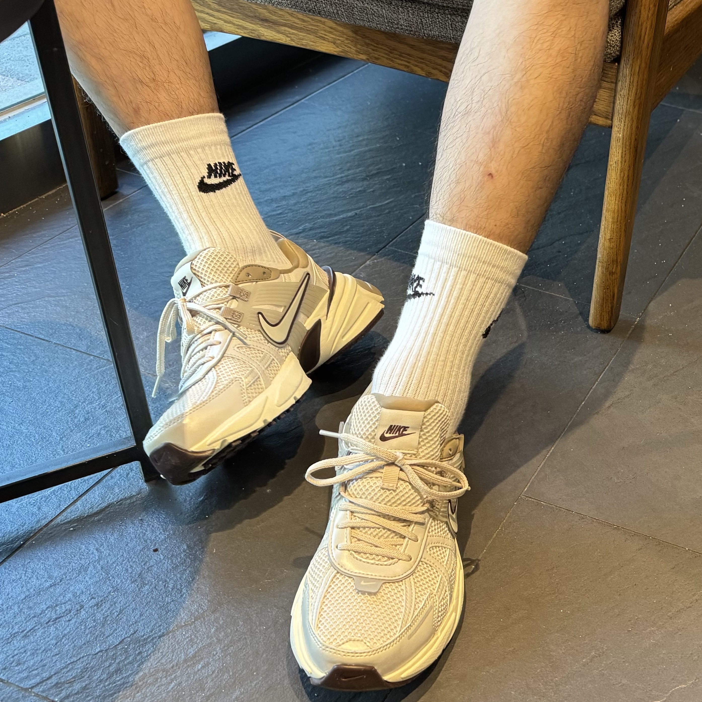 Nike V2K Run Light Orewood Brown Khaki 착용 스타일