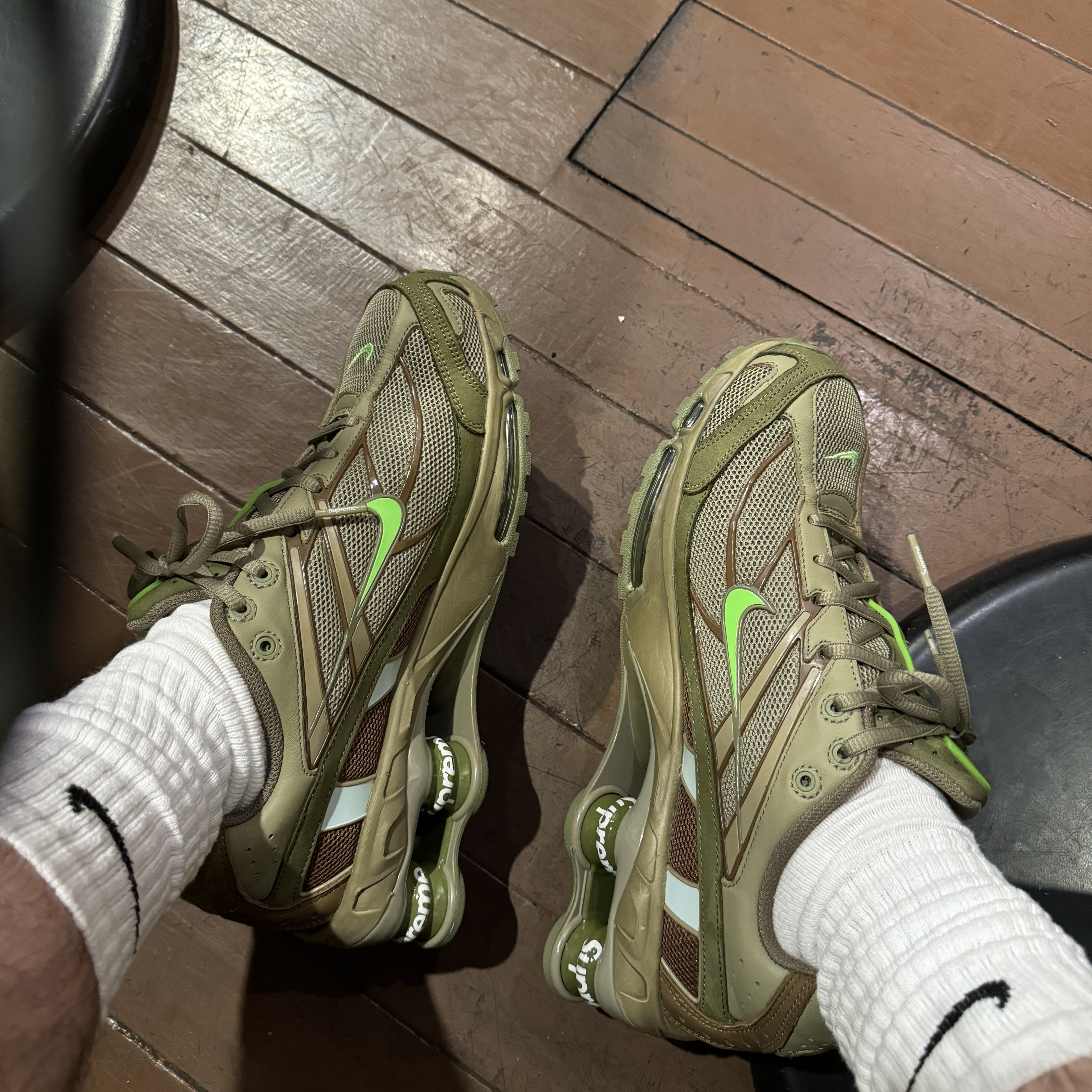 Nike x Supreme Shox Ride 2 SP Neutral Olive, New Balance x JJJJound 2002R Gore-Tex Charcoal 착용 스타일 - 1
