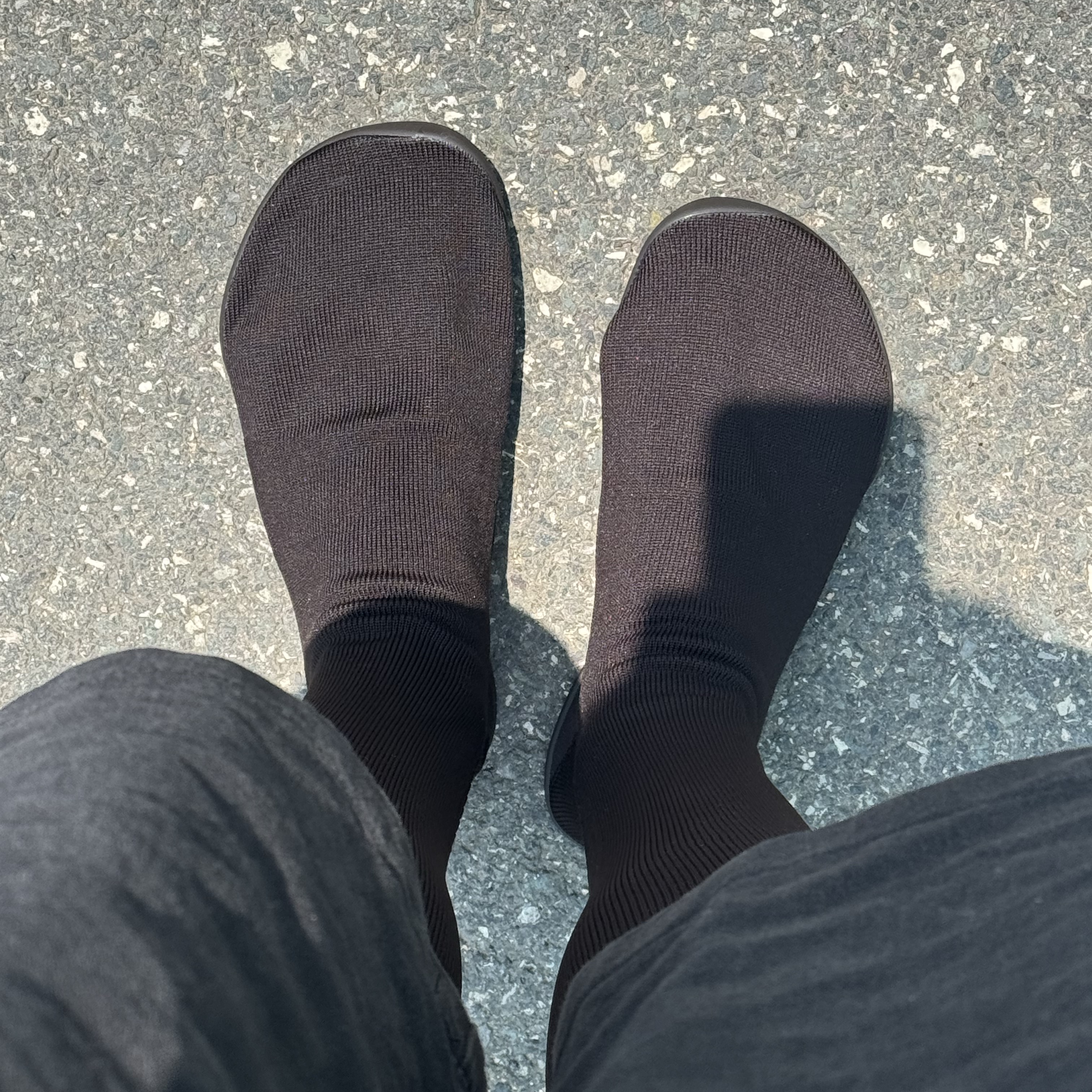 Yeezy YZY Pods Black 착용 스타일 - 1