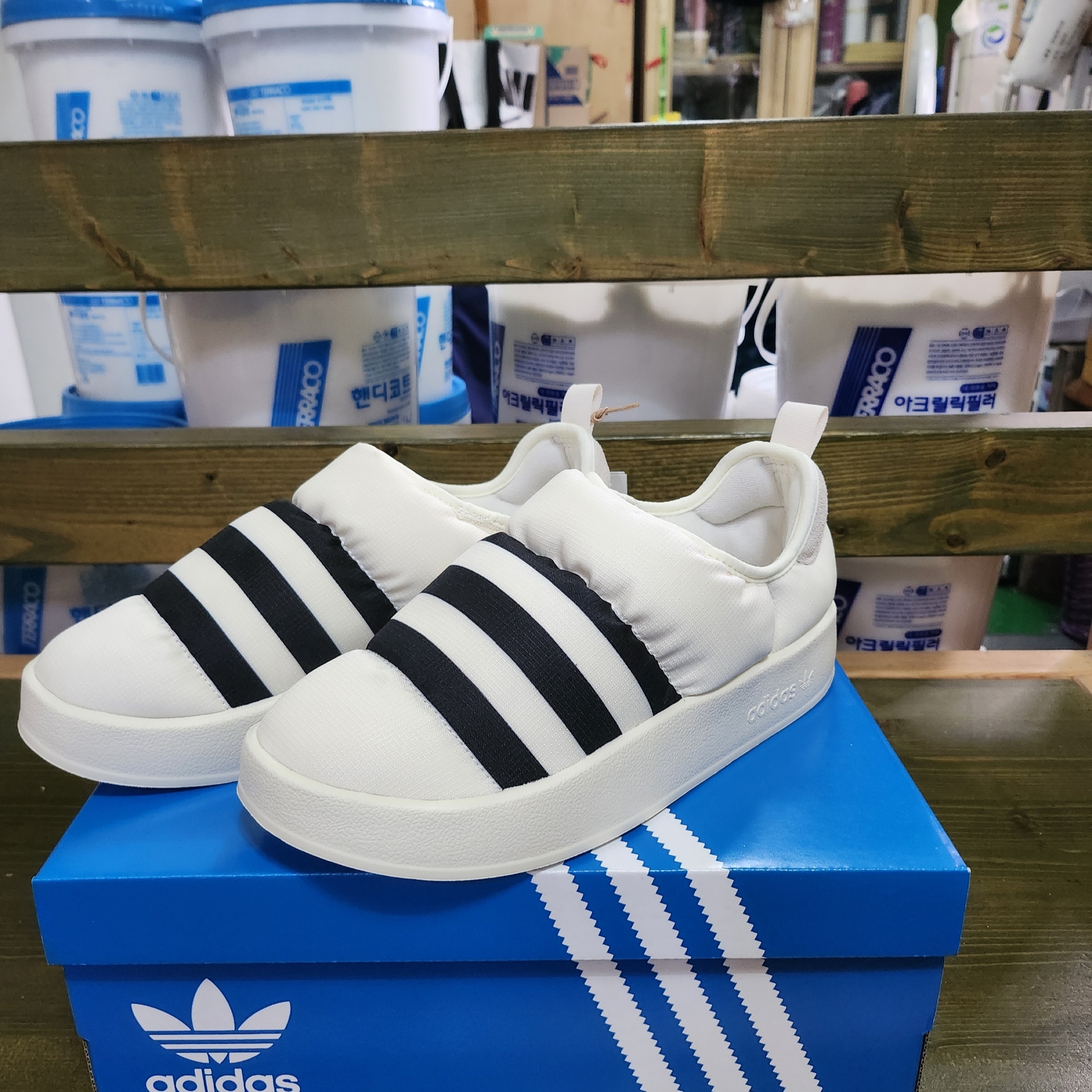 Adidas Puffylette Off White 착용 스타일