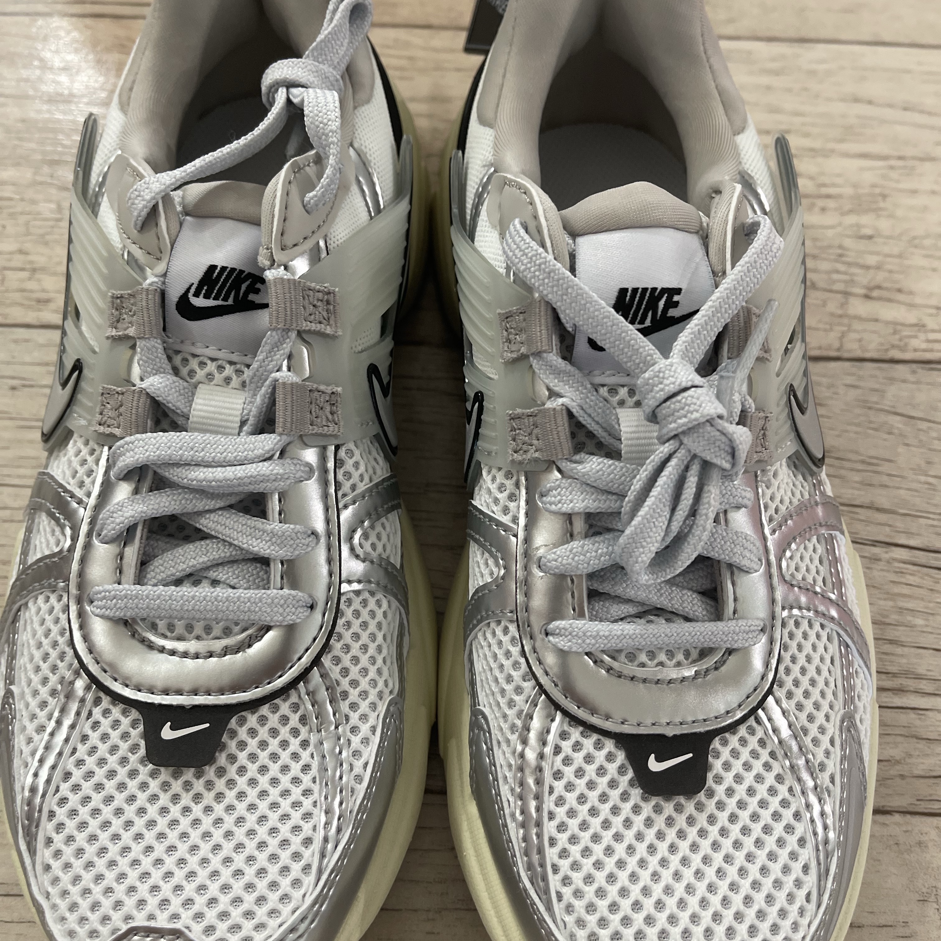 Nike V2K Run Summit White Metallic Silver 착용 스타일 - 3