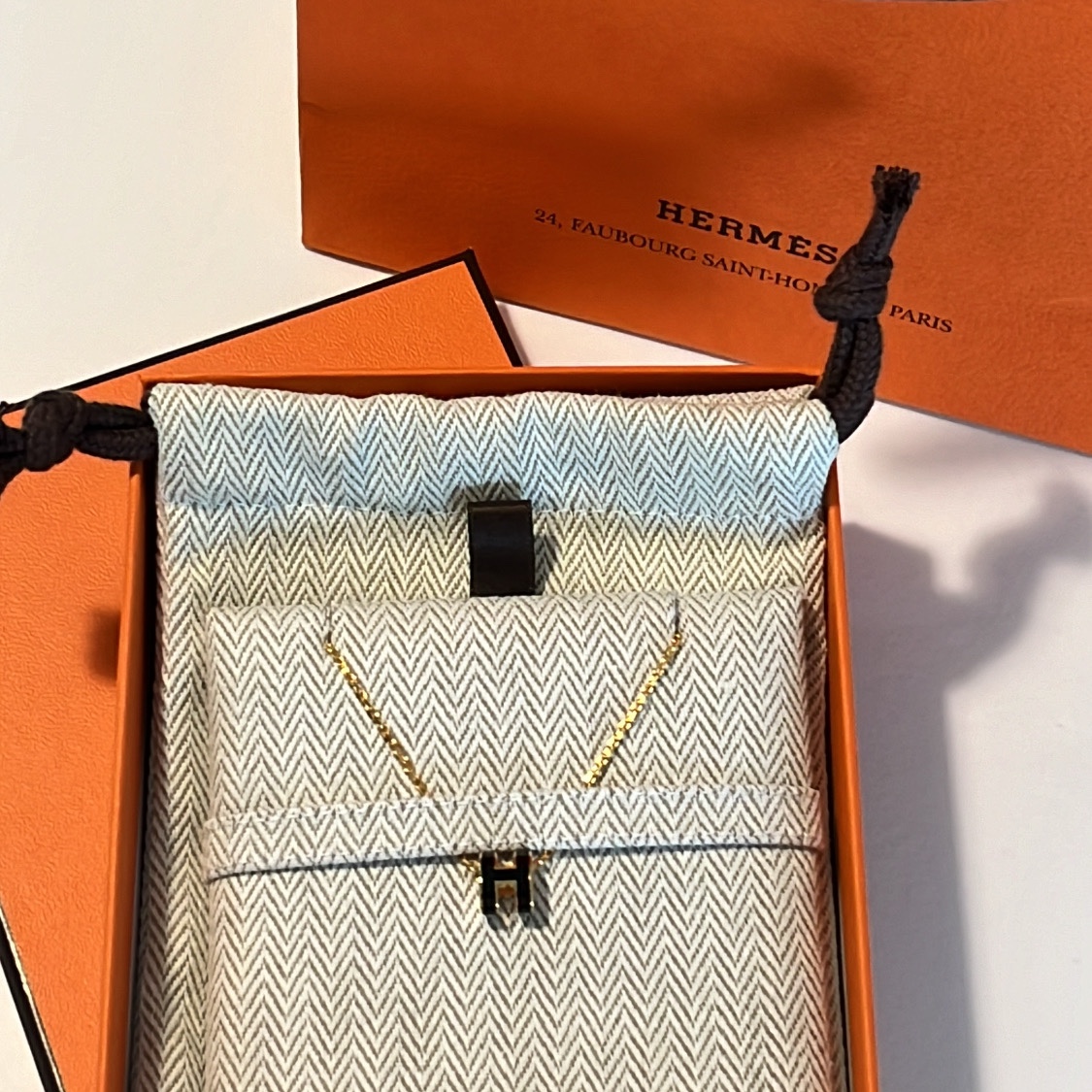 (W) Hermes Mini Pop H Pendant Gold & Noir 착용 스타일