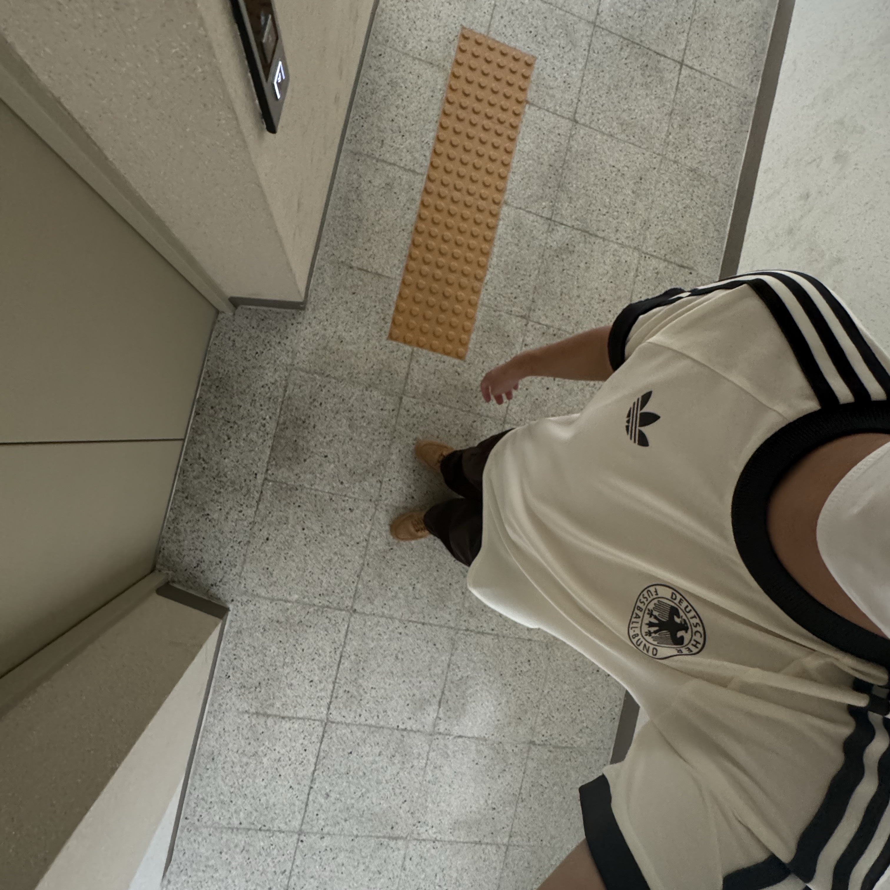 Adidas German Adicolor Classic 3-Stripes T-Shirt Off White - KR Sizing, Nike Air Force 1 '07 WB Flax 착용 스타일