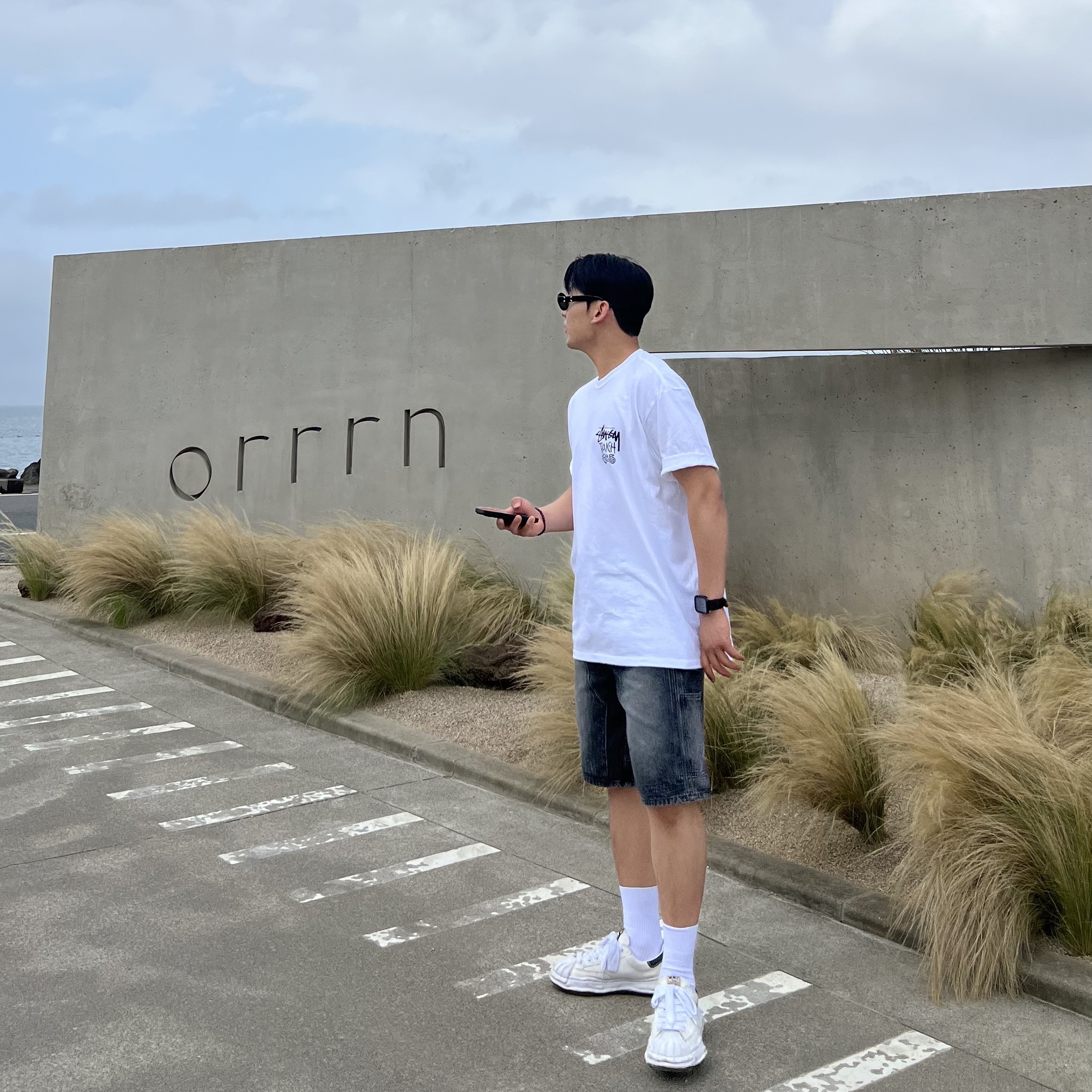 Stussy Tough Gear T-Shirt White, Maison Mihara Yasuhiro Blakey OG Sole Canvas Low-top Sneakers White 착용 스타일 - 1