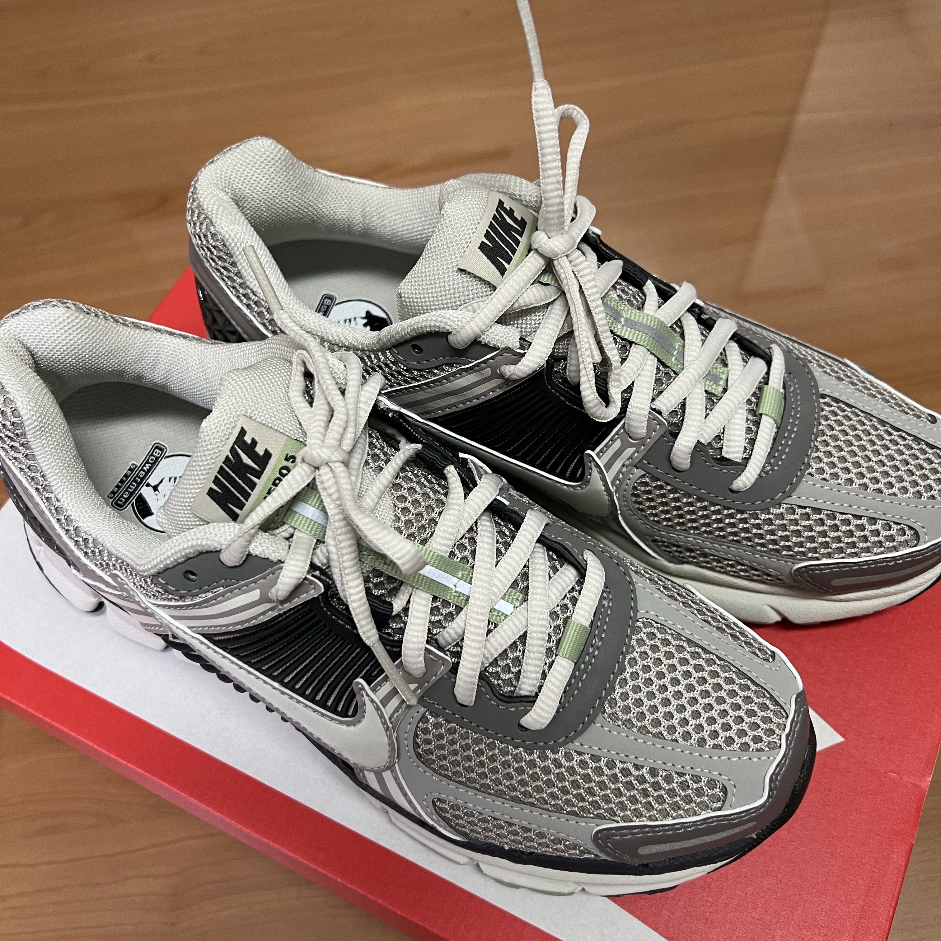 (W) Nike Zoom Vomero 5 Cobblestone and Flat Pewter 착용 스타일