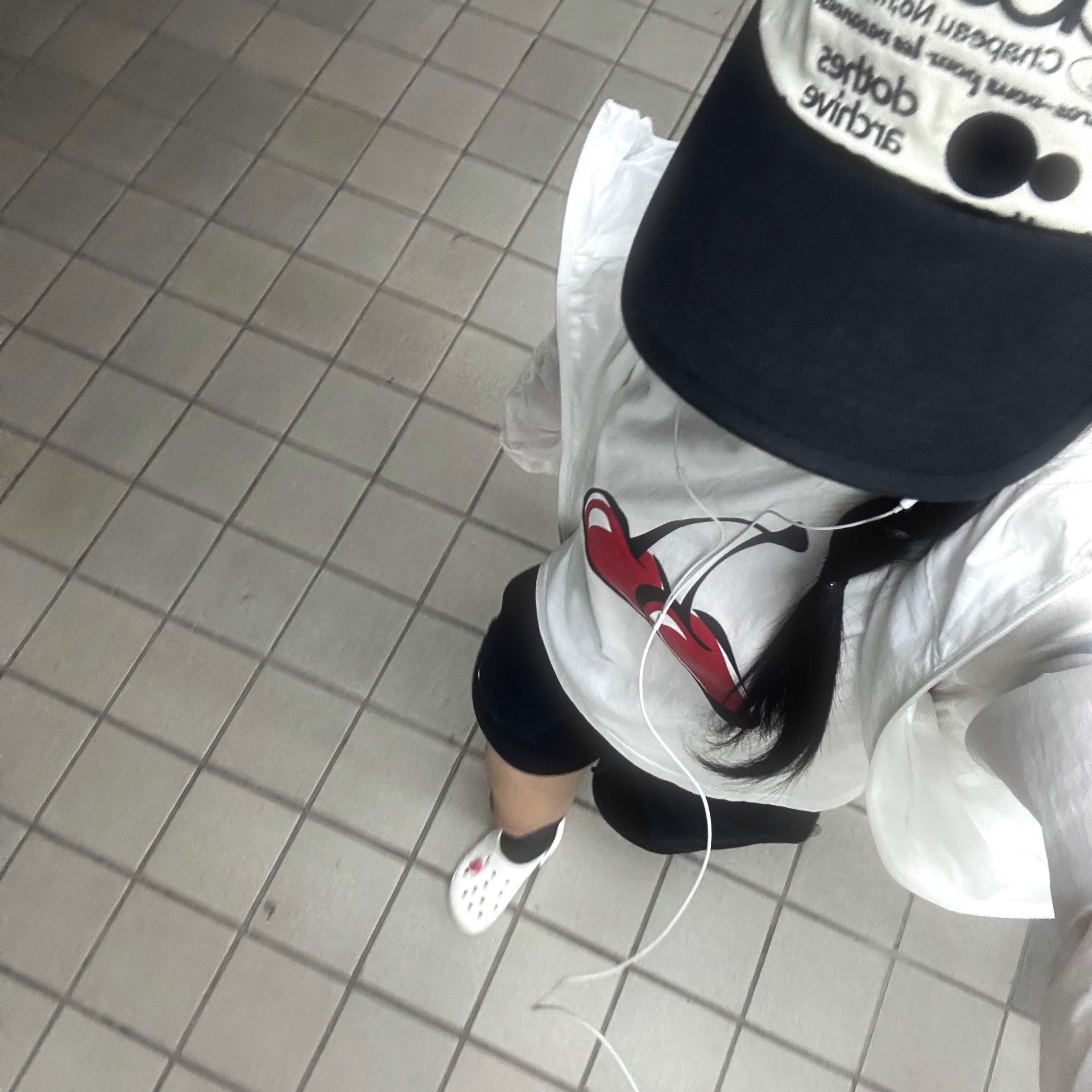 (W) Crocs Classic Platform Clog White 착용 스타일 - 1