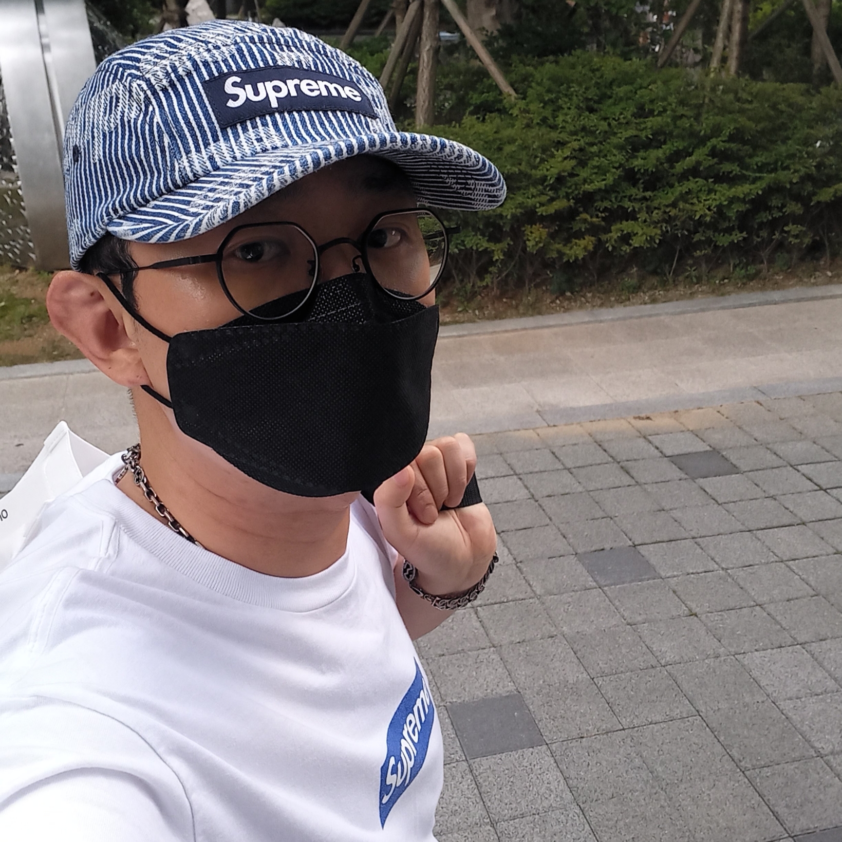 Supreme Seoul Box Logo T-Shirt White - 23FW, Supreme Ultrasuede Mesh Short Navy - 24SS 착용 스타일 - 5