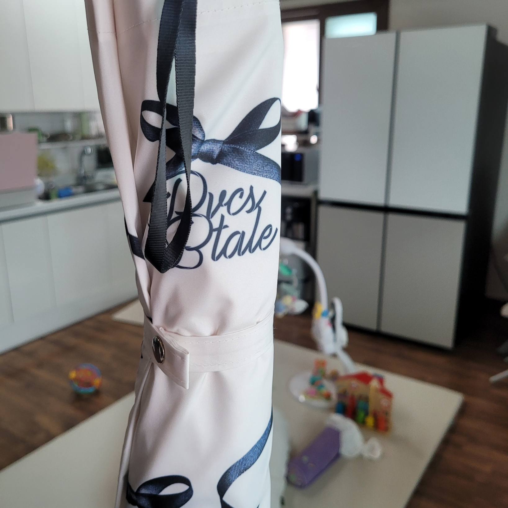 [KREAM 단독] PVCS x Bloomingtale Ribbon Point Folding Umbrella+Eco Bag Cover 착용 스타일
