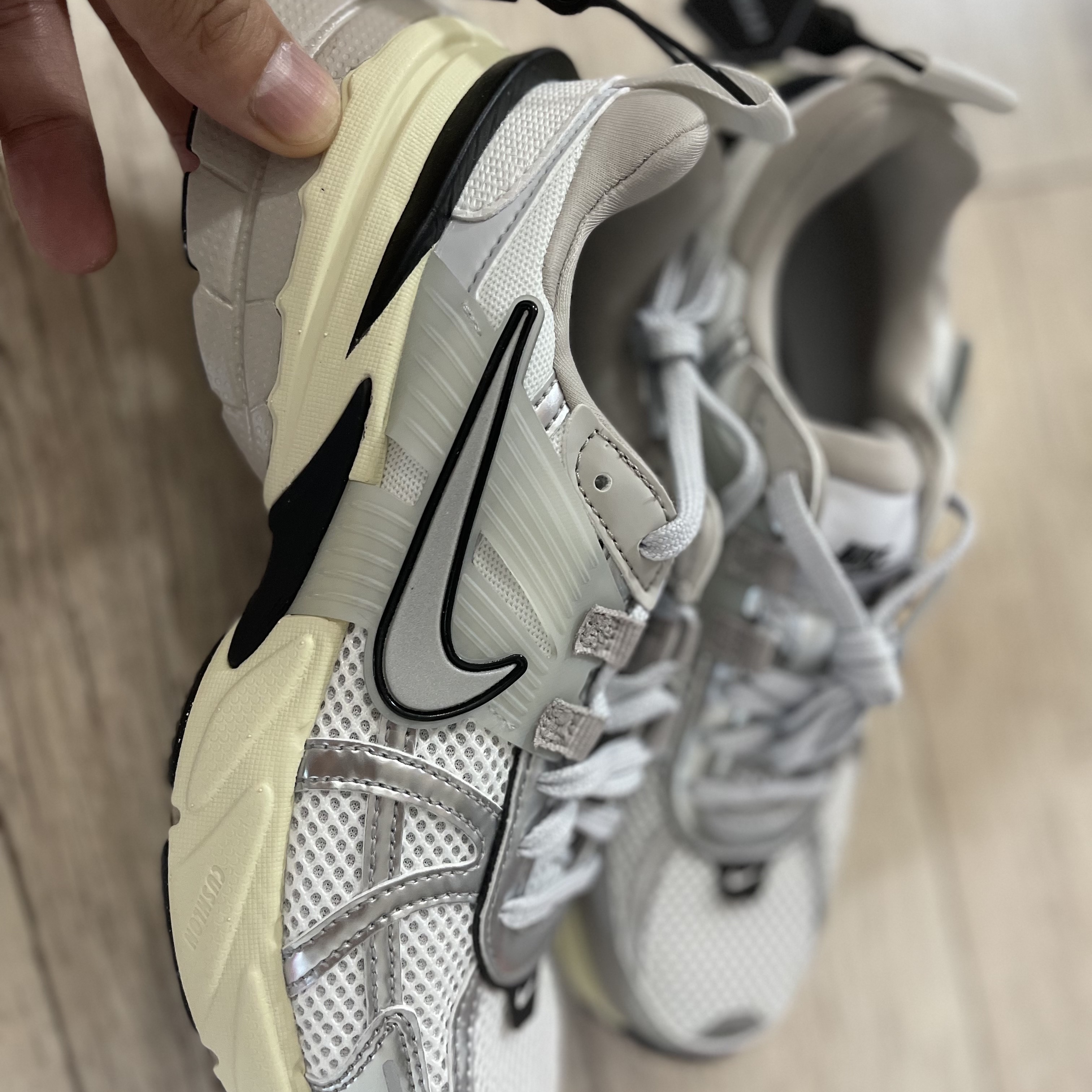Nike V2K Run Summit White Metallic Silver 착용 스타일 - 2