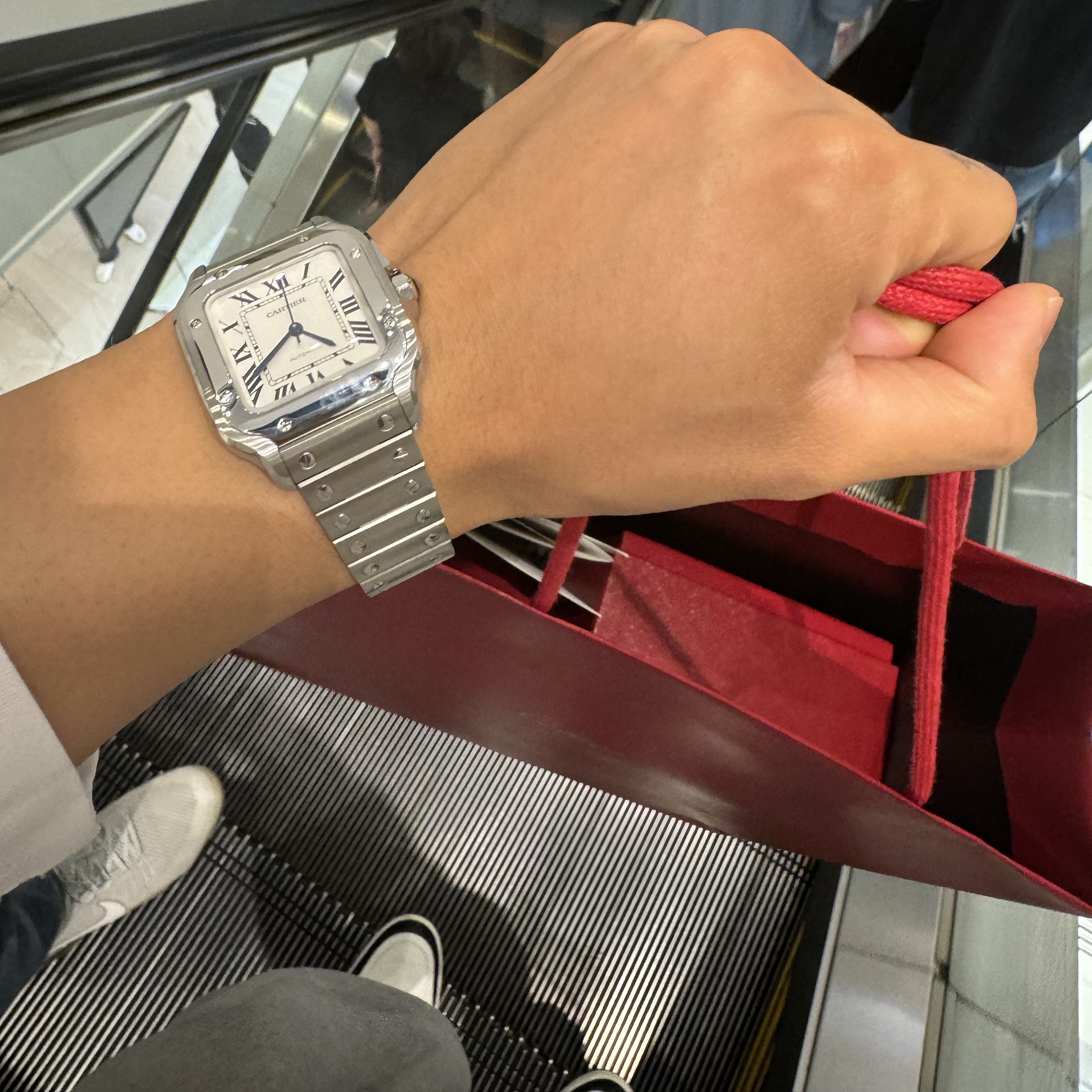 Cartier Santos de Watch Medium Automatic Yellow Gold Steel Metal Leather Bracelet 착용 스타일