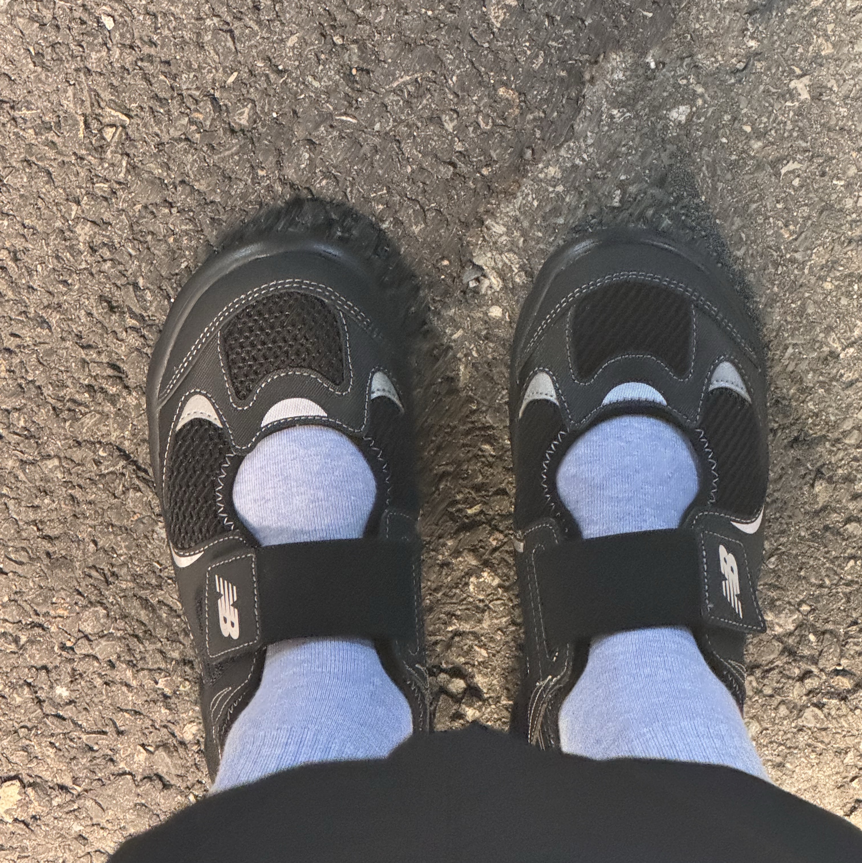 (Kids) New Balance Freedle 920 Sandal Black 착용 스타일