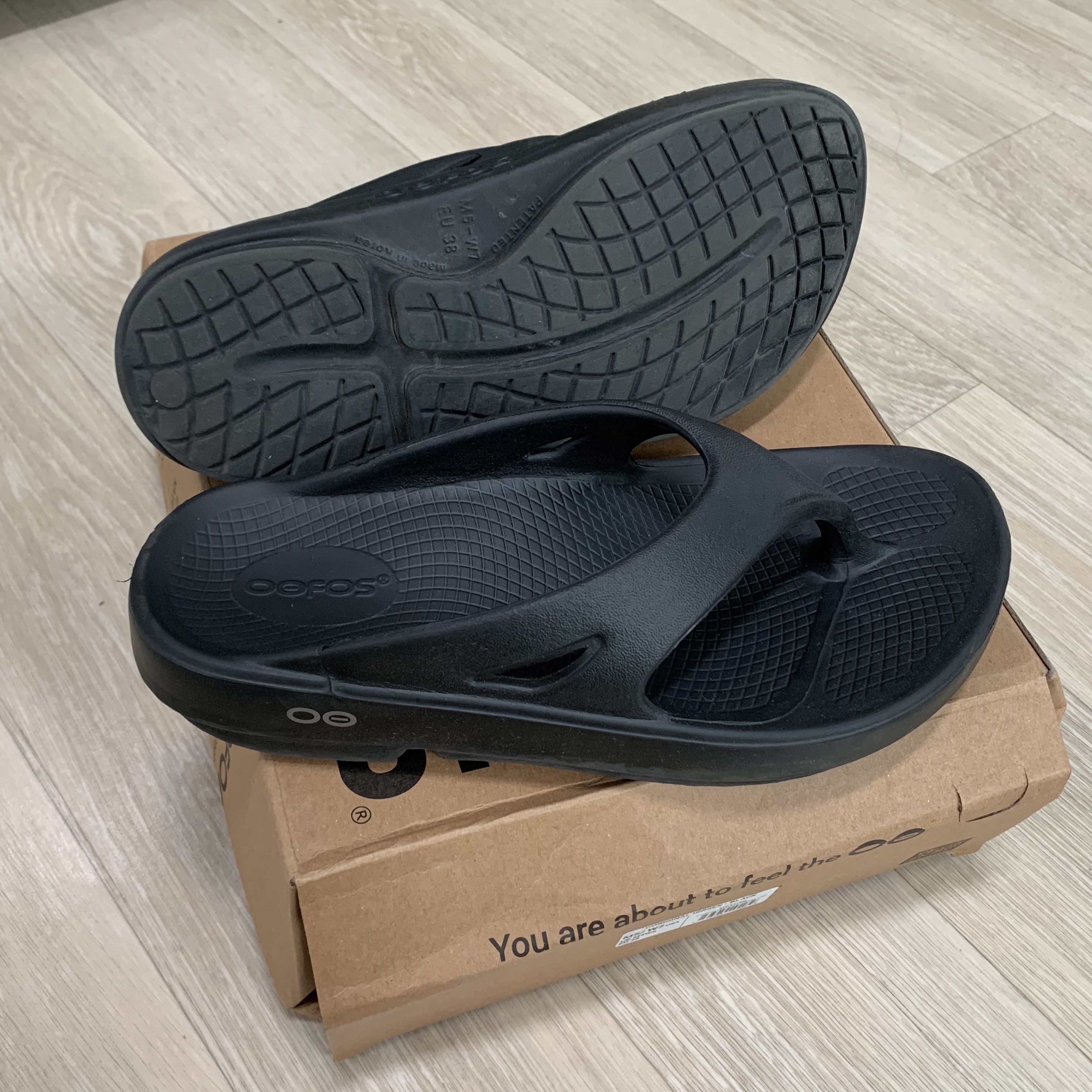 Oofos OOriginal Black 착용 스타일 - 3