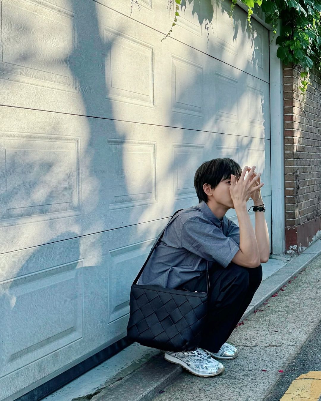 AMI Tonal Heart Logo Short Sleeve Shirt Sky Blue, Thom Browne RWB Stripe T-shirt Grey 착용 스타일 - 5