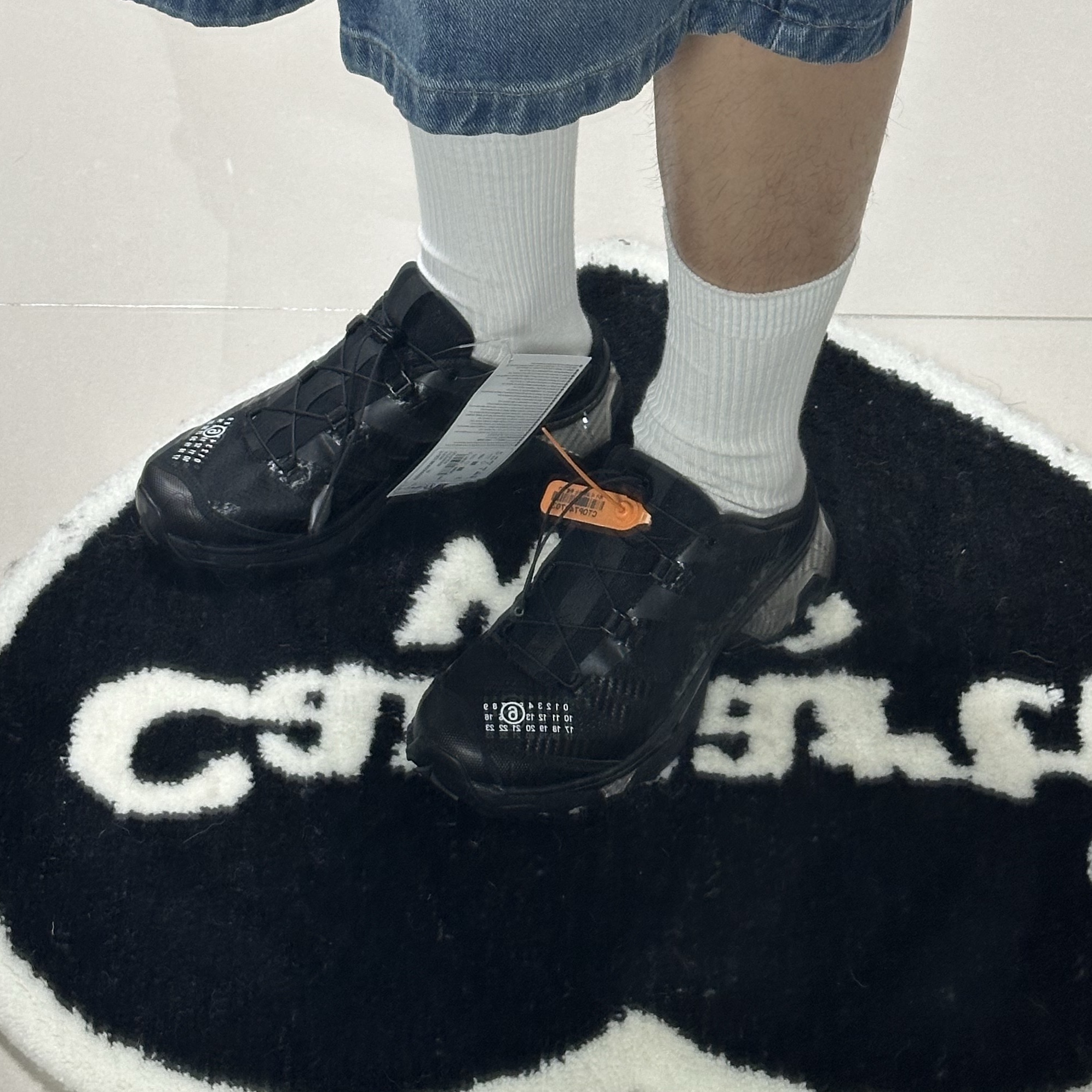 Salomon x MM6 Maison Margiela XT-4 Mule Black 착용 스타일 - 3