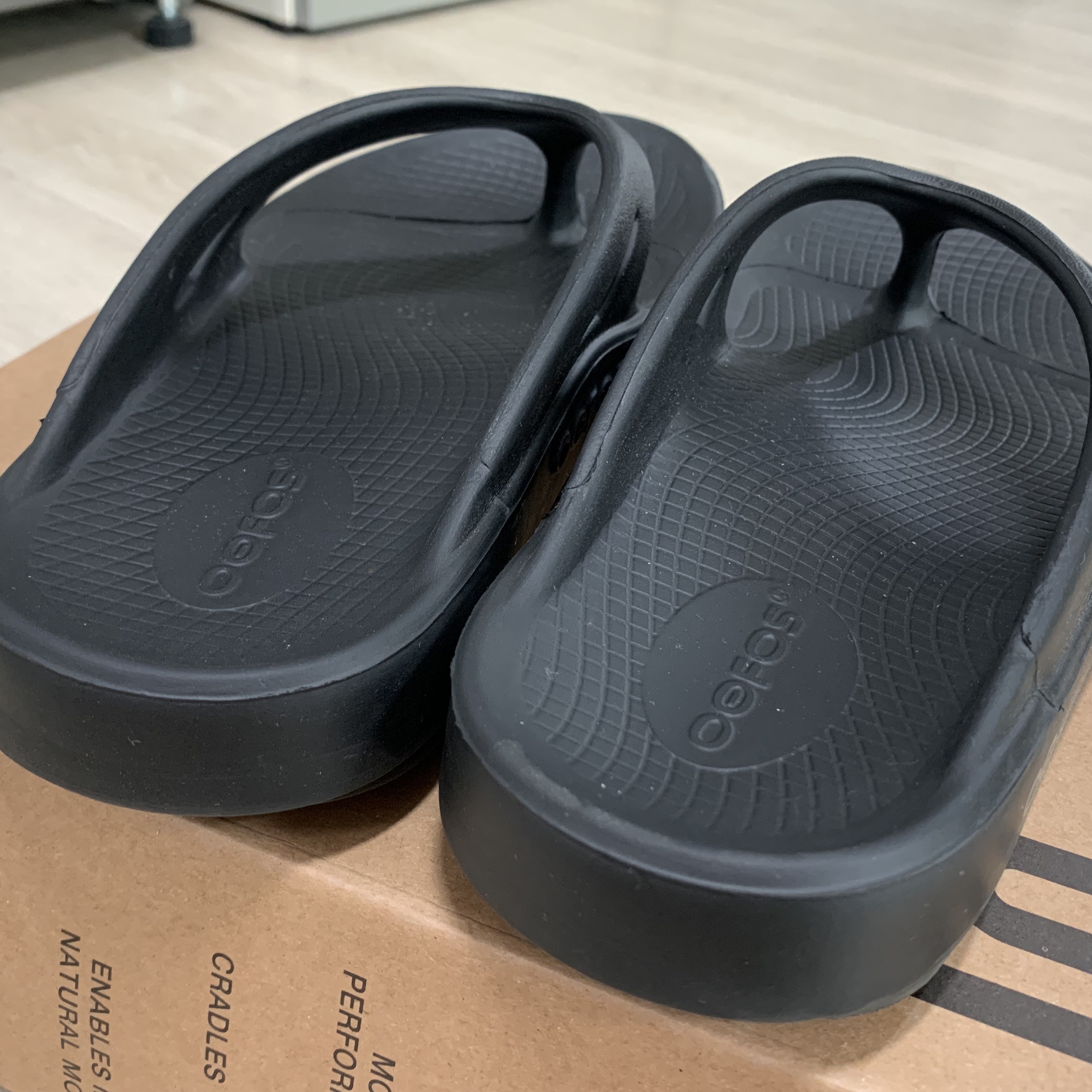 Oofos OOriginal Black 착용 스타일 - 5