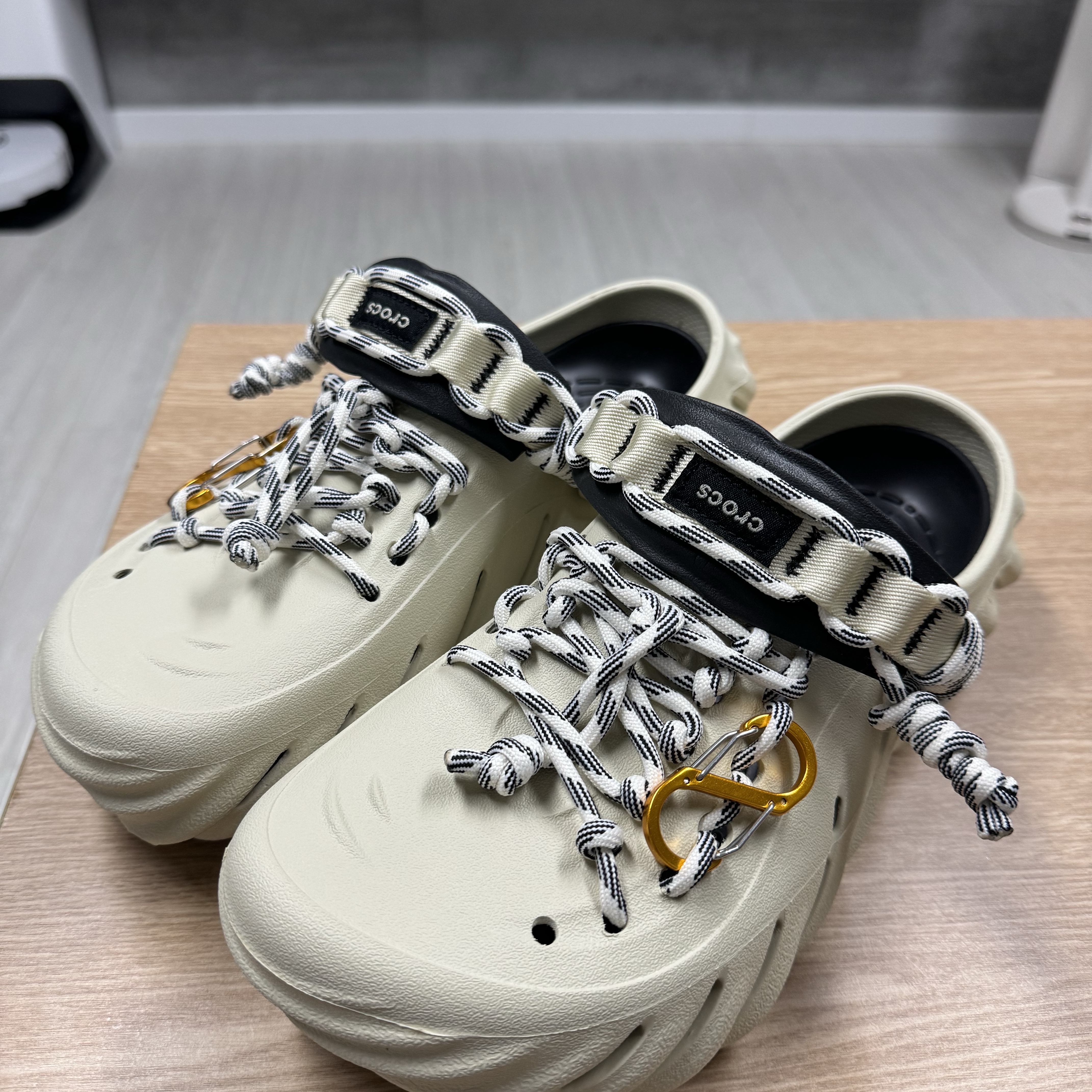 Crocs Echo Clog Bone Black 착용 스타일