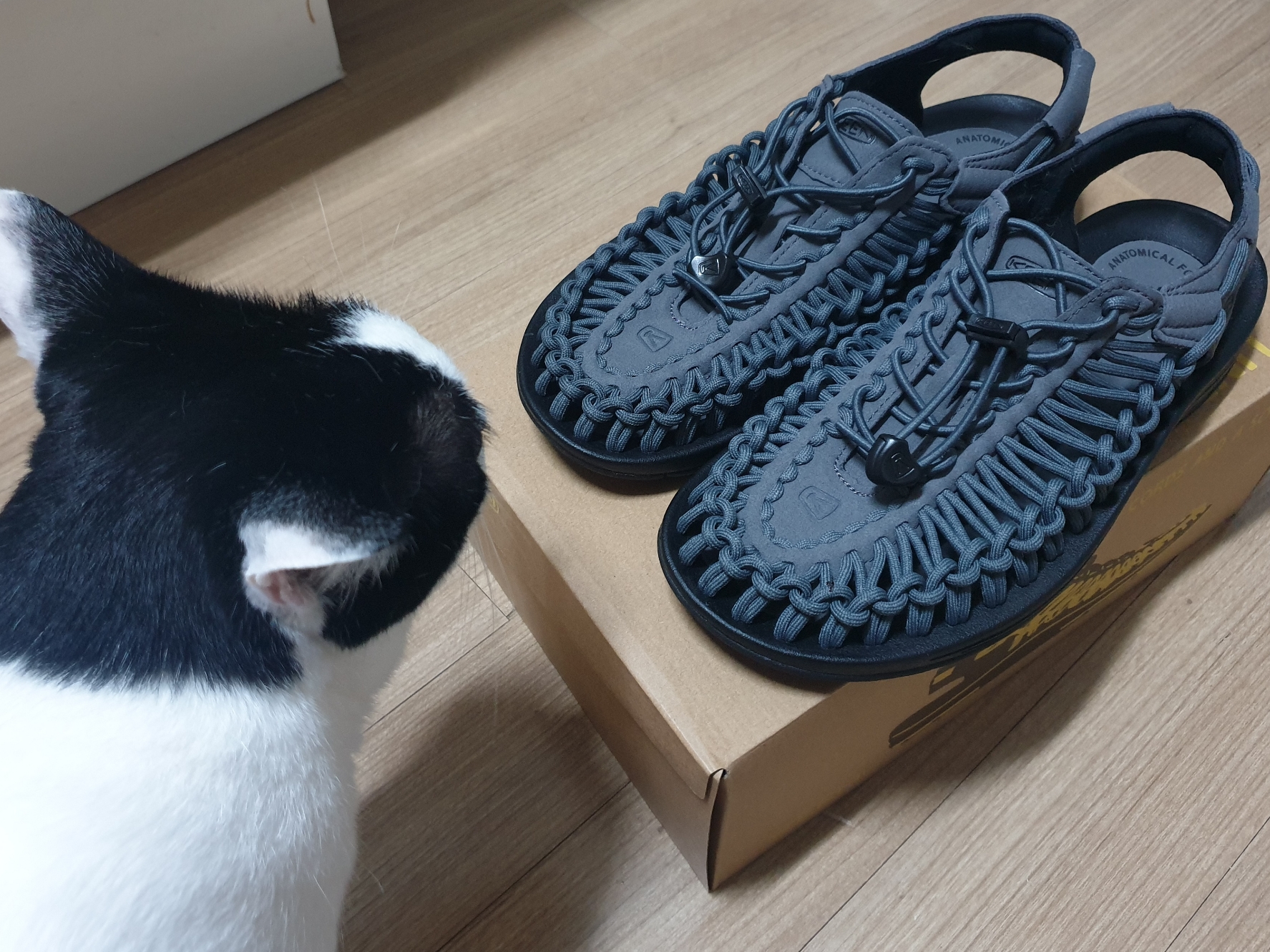 Keen Uneek Sandals Magnet Black 착용 스타일